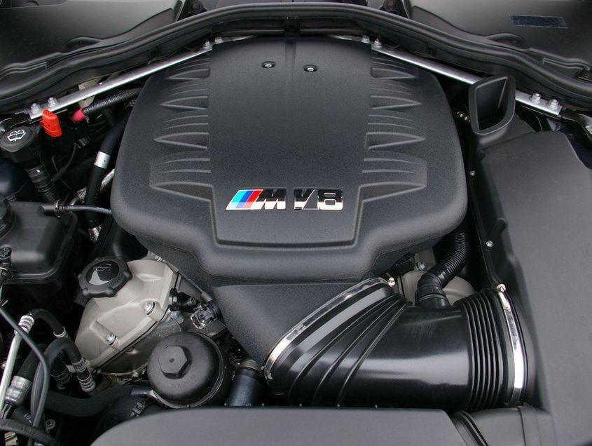 The engine of the BMW M3 E90: "the roar of a lion on the road"