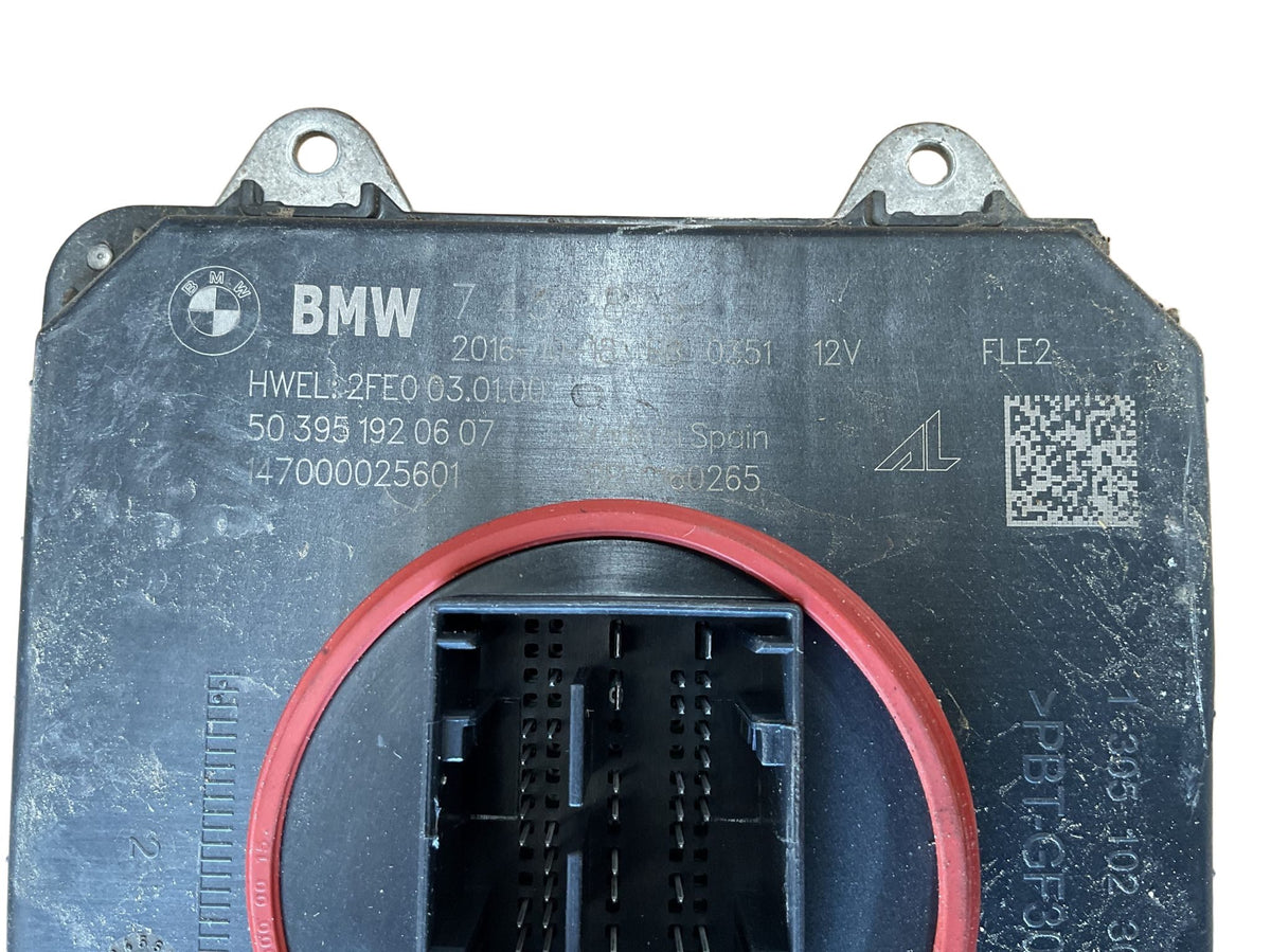 Detalle de la etiqueta grabada con referencias de la centralita BMW