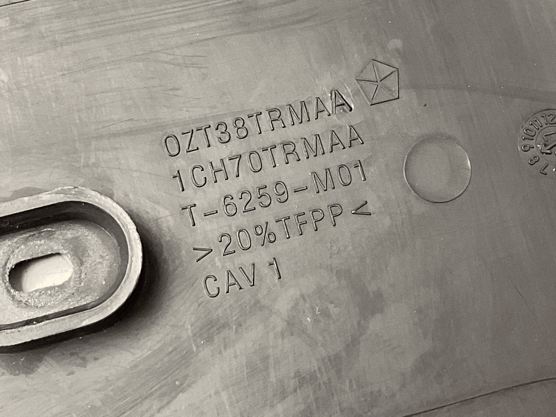 0ZT38TRMAA Cubierta Columna Dodge Jeep - 0ZT38TRMAA