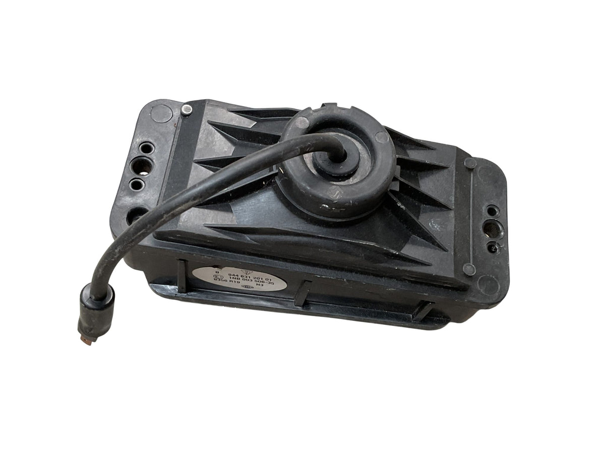 Parte trasera del faro antiniebla con conector y fijaciones