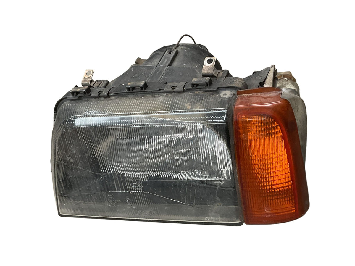 Vista frontal del faro Opel Omega A con intermitente ámbar