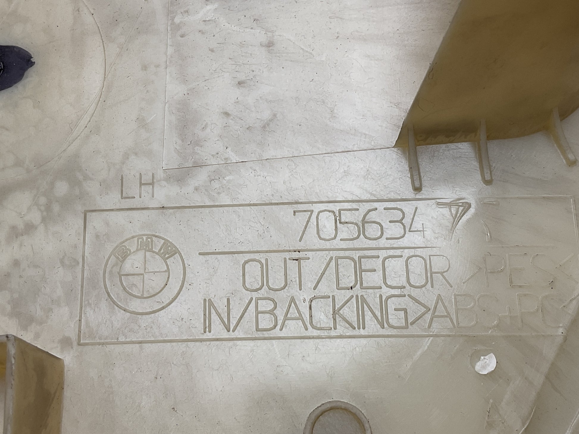 Moldura Pilar C izq BMW X5 1999-2006 - 7056347