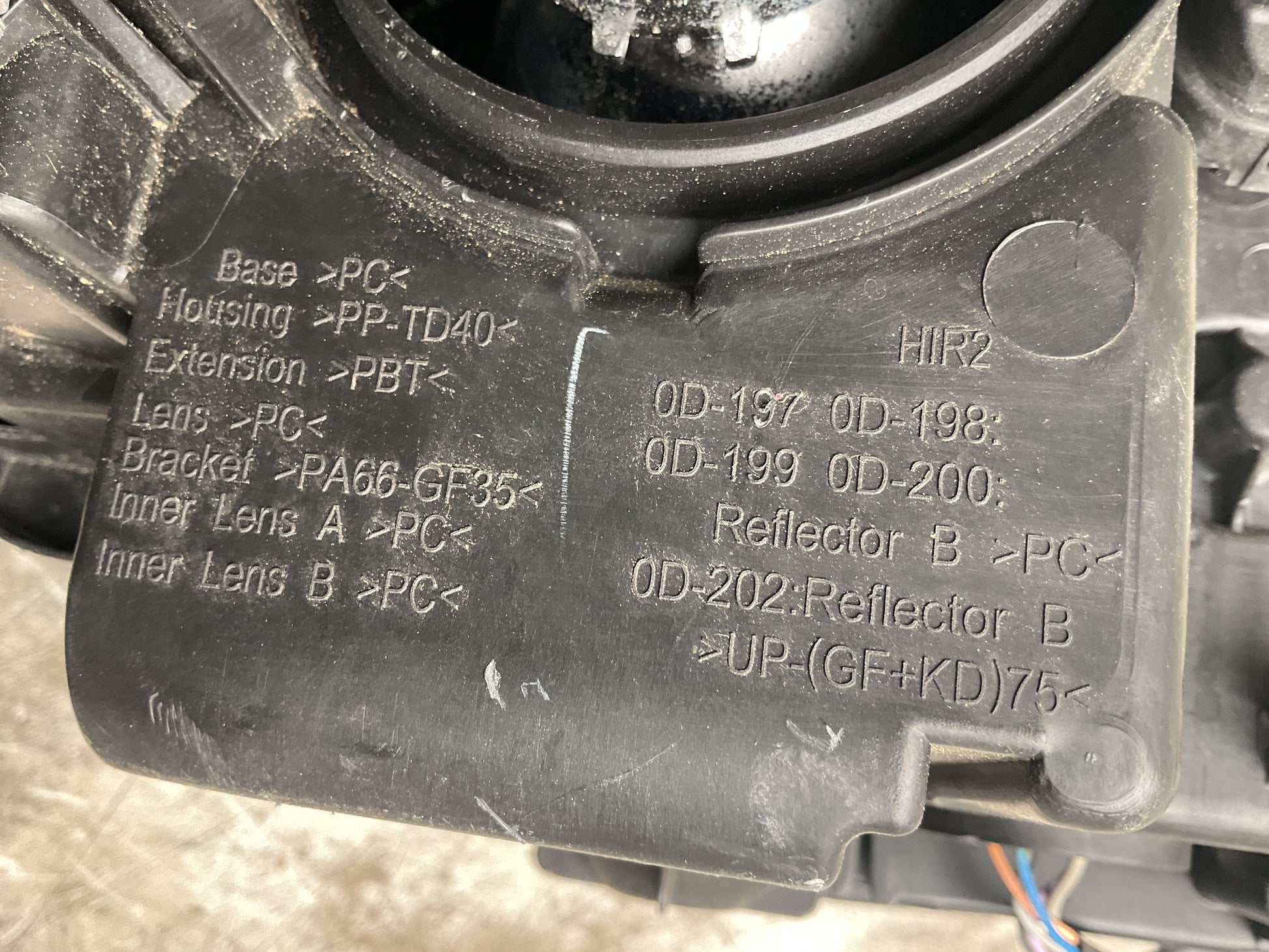 Faro del izq Toyota Yaris III 17-20 - 0D-197 _