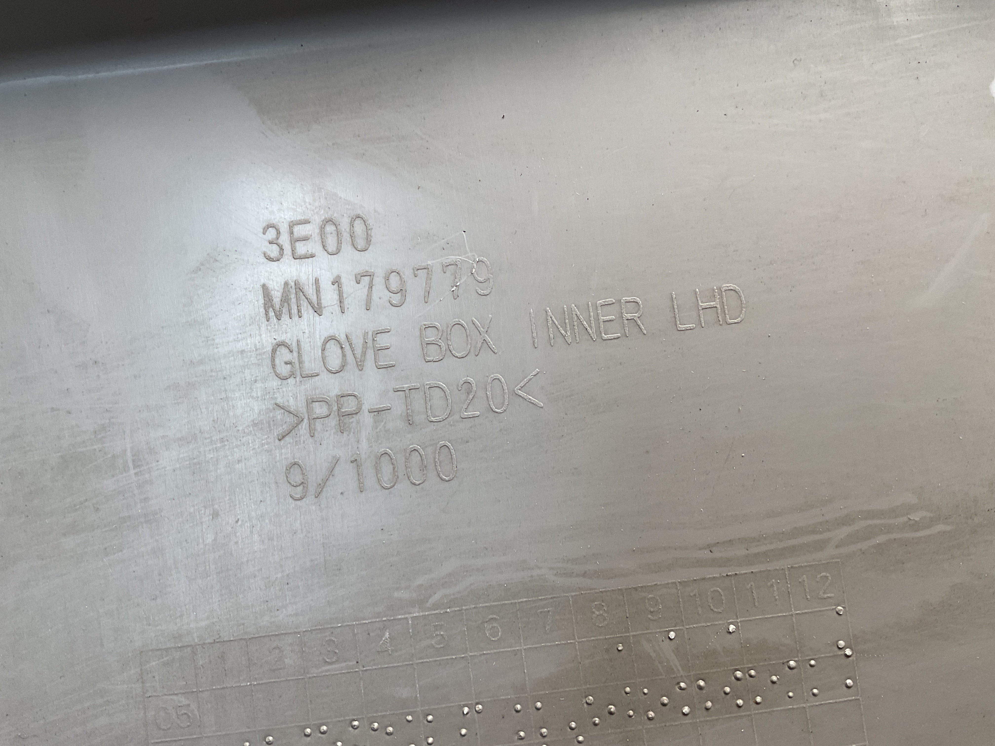 Guantera compartimento Mitsubishi L200 05-15