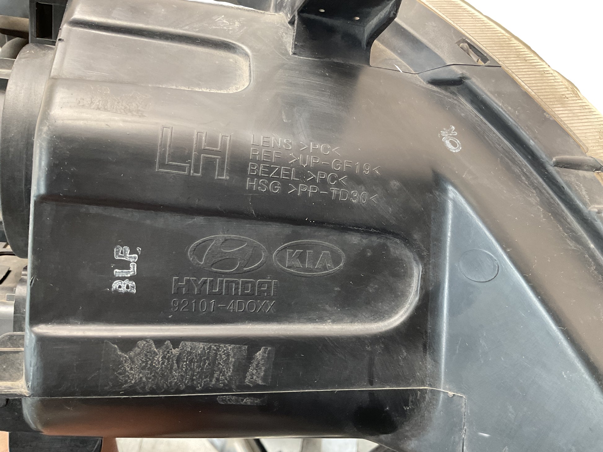 Faro del izq Kia Carnival III 06-15