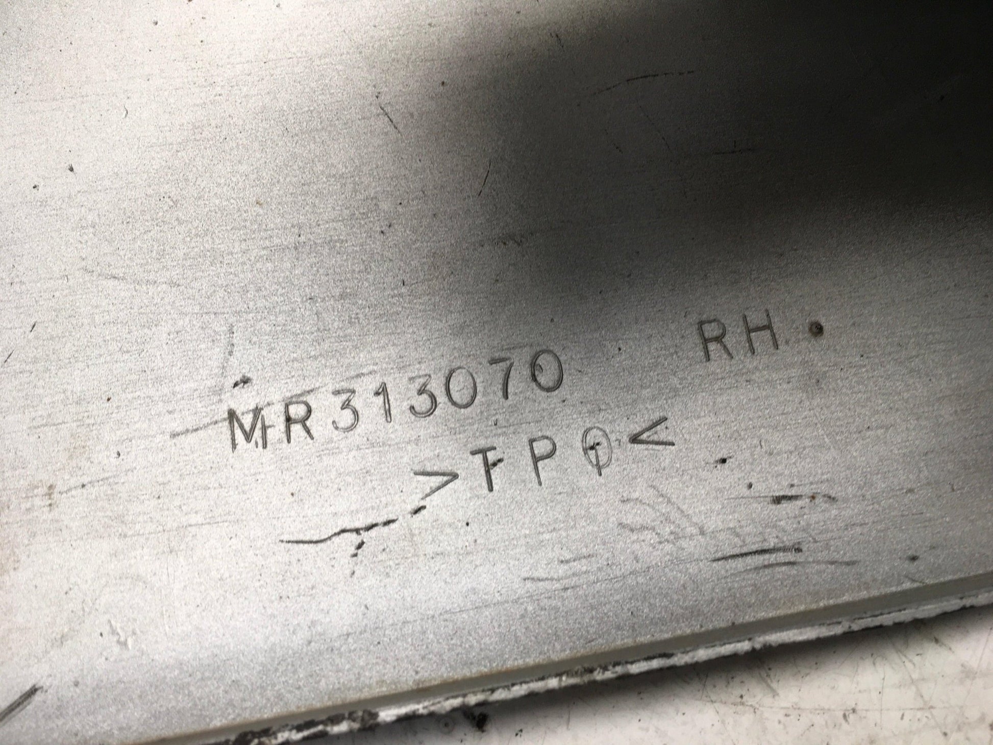 Aleta paso rueda del dcho Mitsubishi Pajero II - MR313070