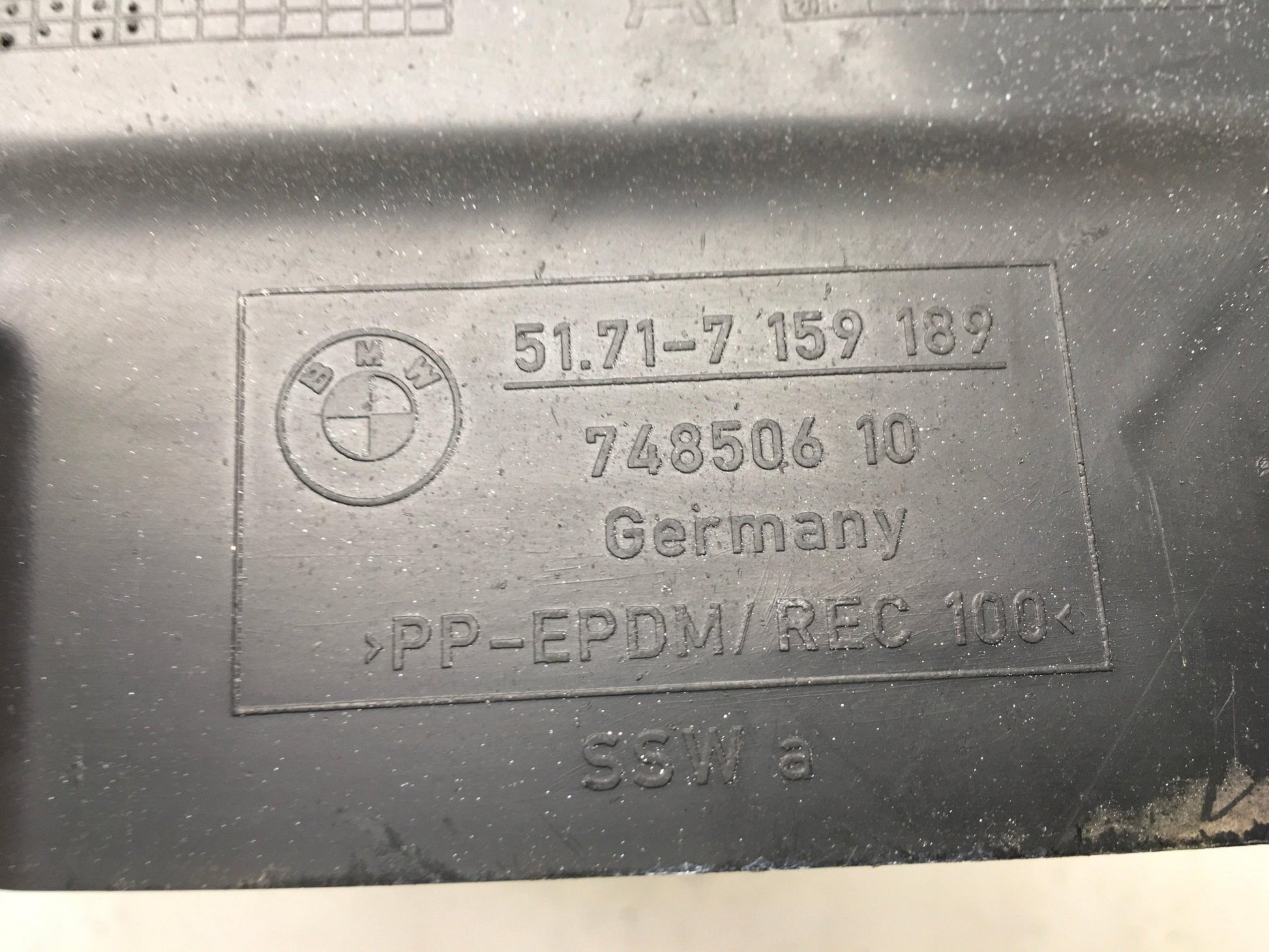 Aleta paso rueda del izq BMW E90 - 51717159189