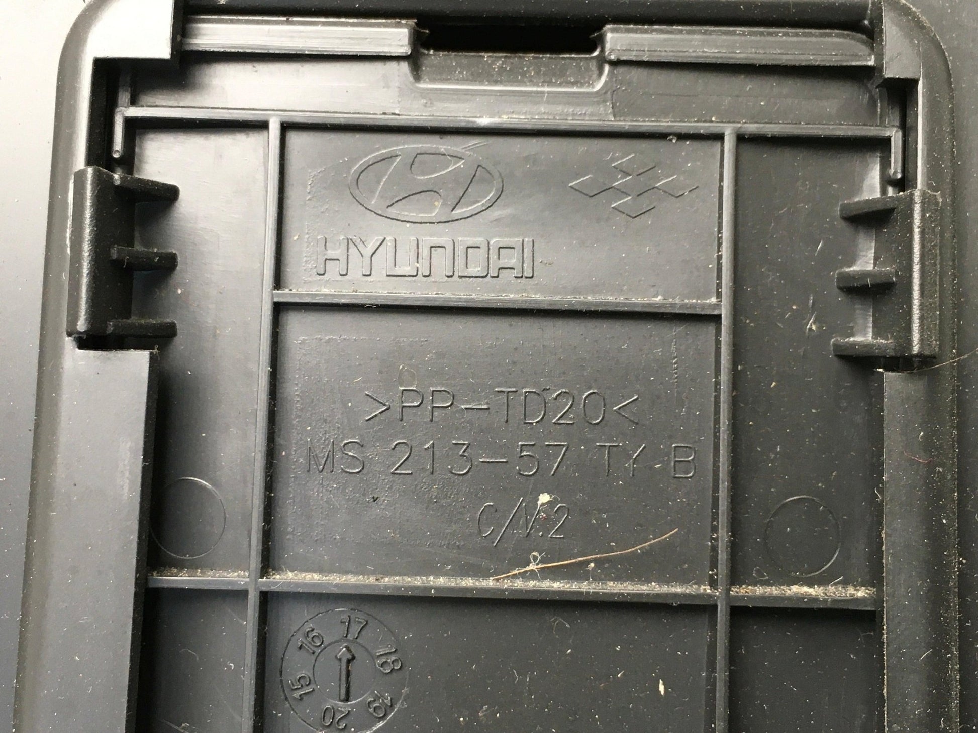 Apoyabrazos Hyundai 84690D7200 - 84690D7200