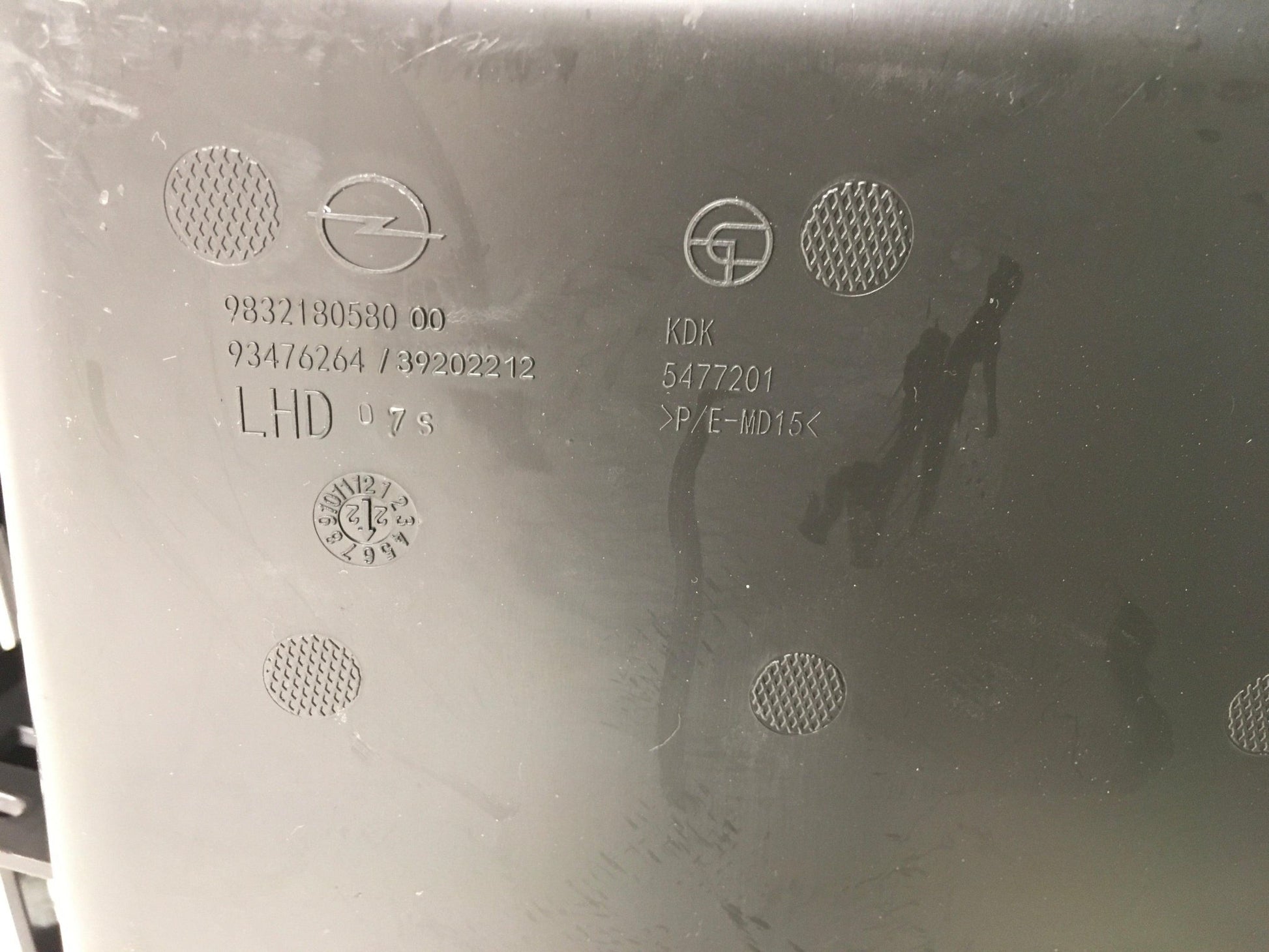 Bandeja consola central Opel Corsa F - 9832180580