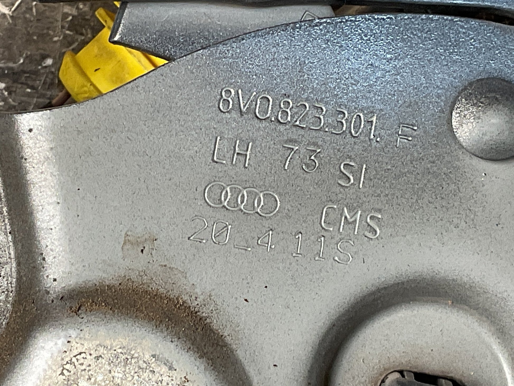 Bisagra izq Capo Audi A3 8V 2012 - 2020 - 8V0823301F _