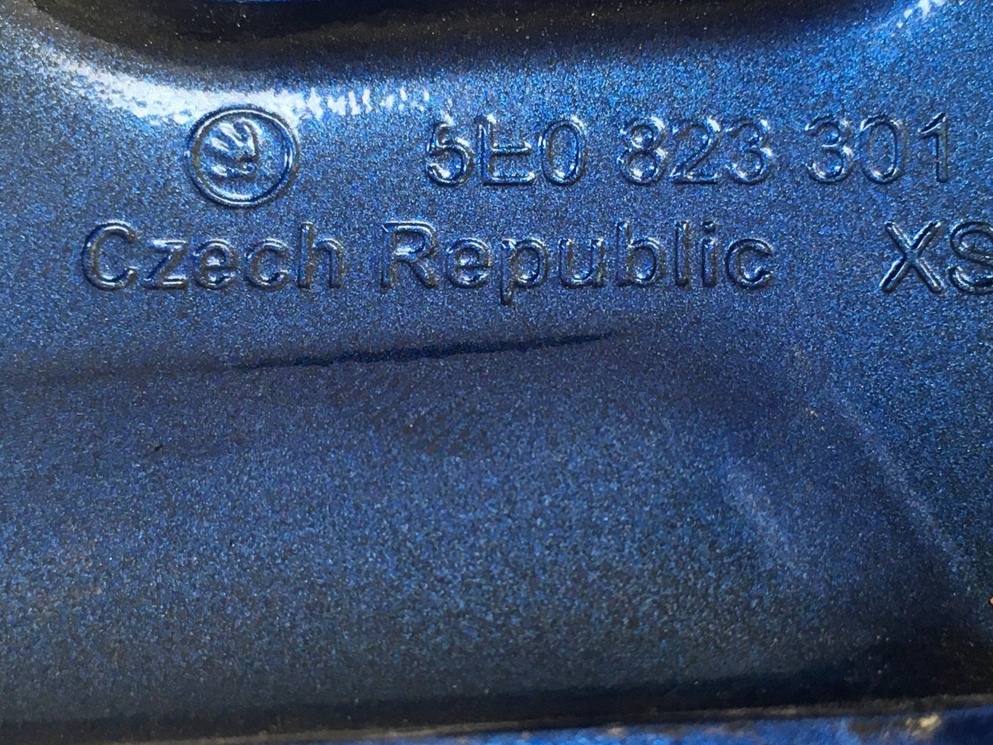 Bisagra izq Capo Skoda Octavia III 5E - 5E0823301