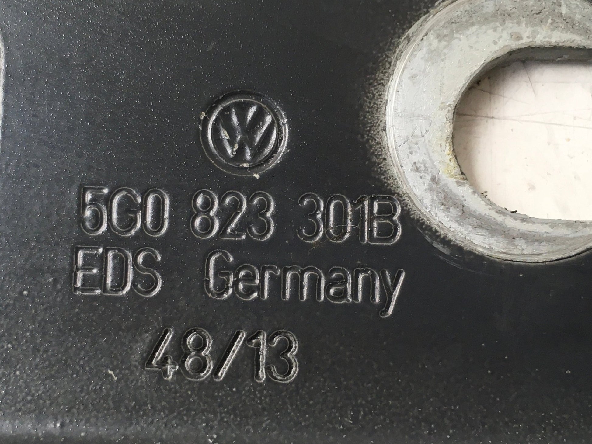 Bisagra izq Capo VW Golf VII - 5G0823301B