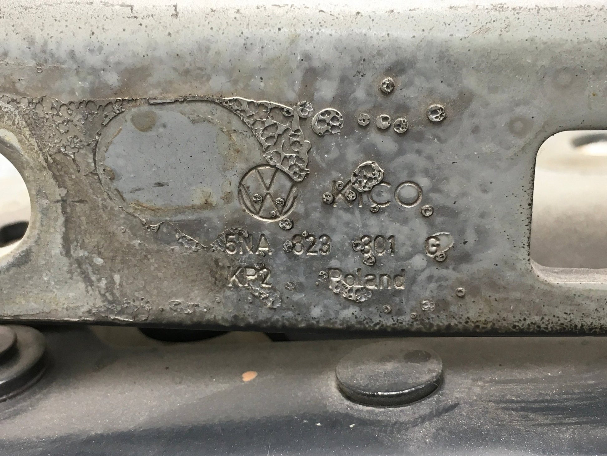 Bisagra izq Capot VW Tiguan II AD - 5NA823301G