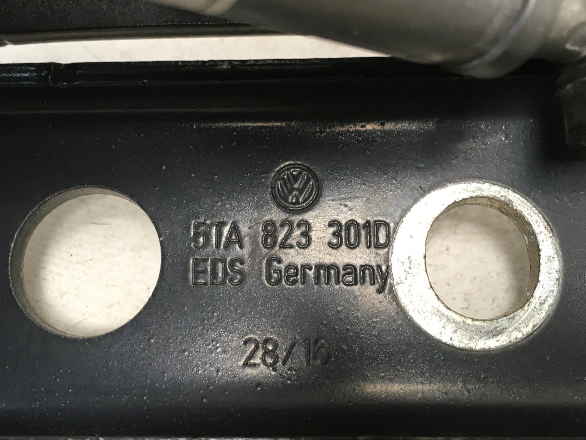 Bisagra izq Capot VW Touran 5T - 5TA823301D