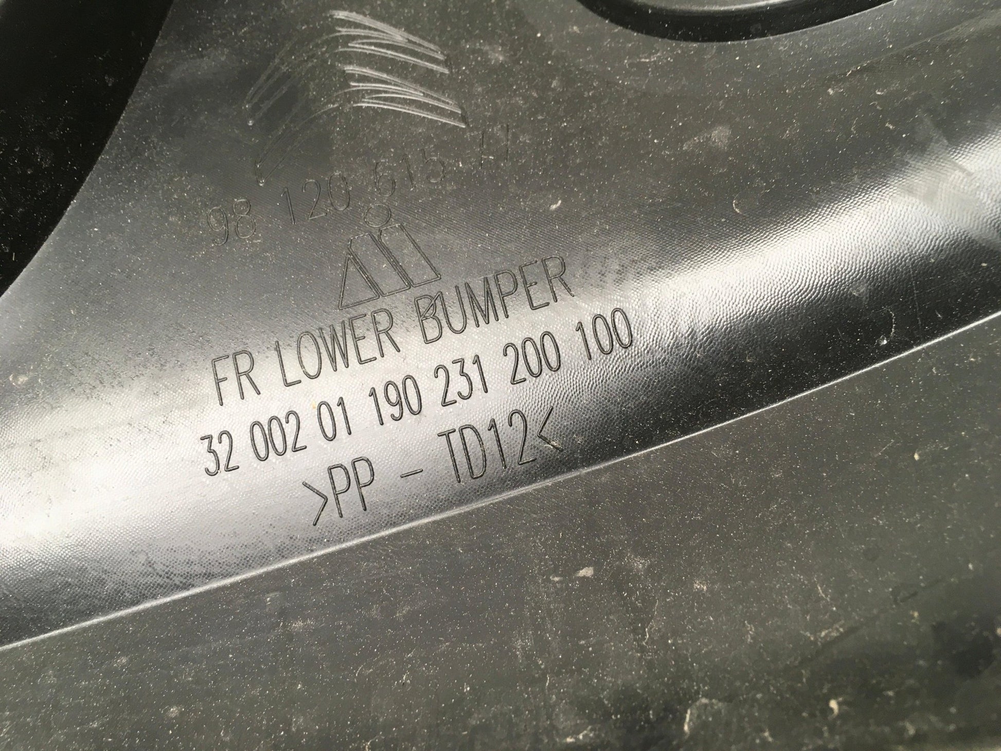 Borde Paragolpes delantero Citroen C3 III - 9812061577