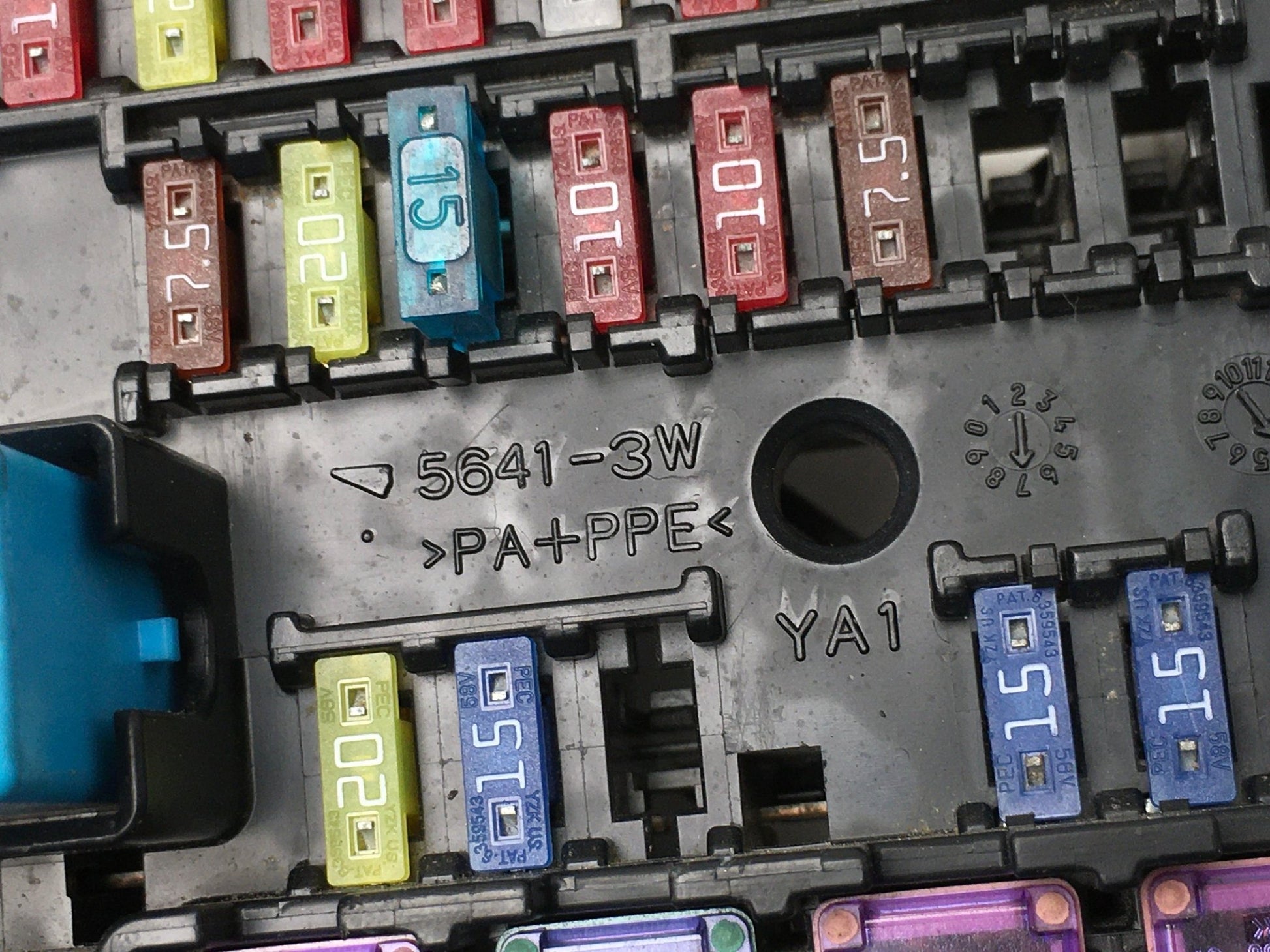 Caja fusibles Mazda 5 - V23134J59X431