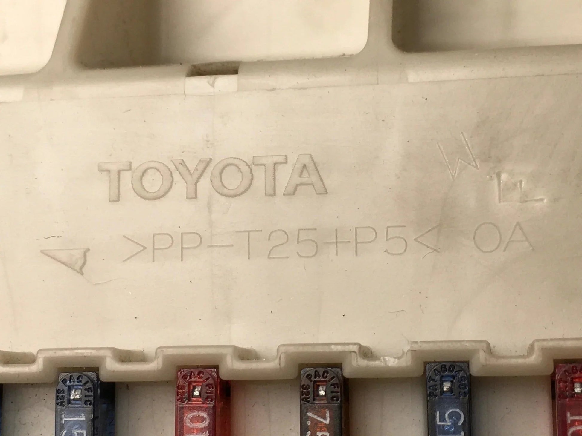 Caja fusibles Toyota Rav4 II 8273142010