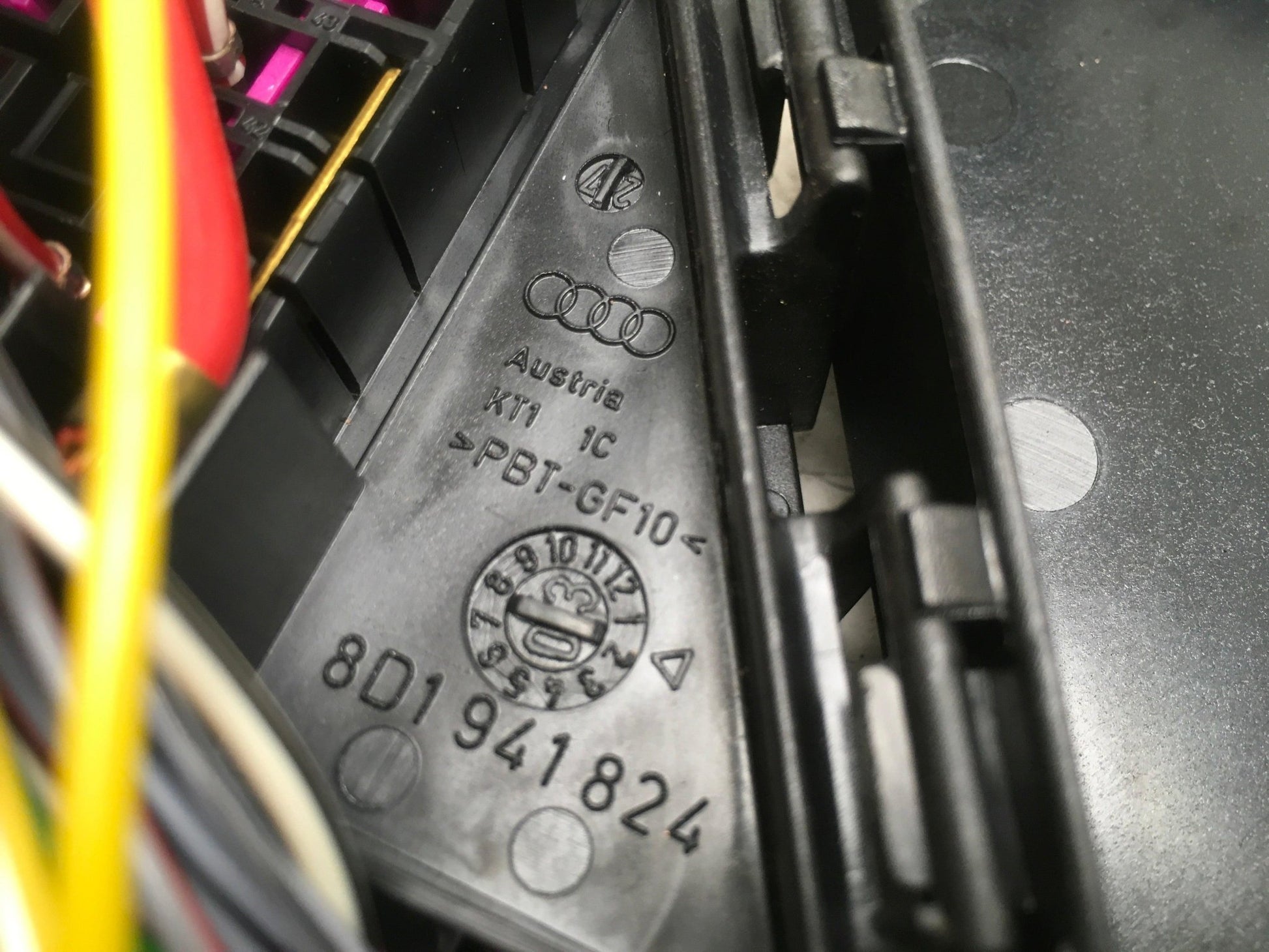 Caja Fusibles VW 8D1941824 - 8D1941824 _