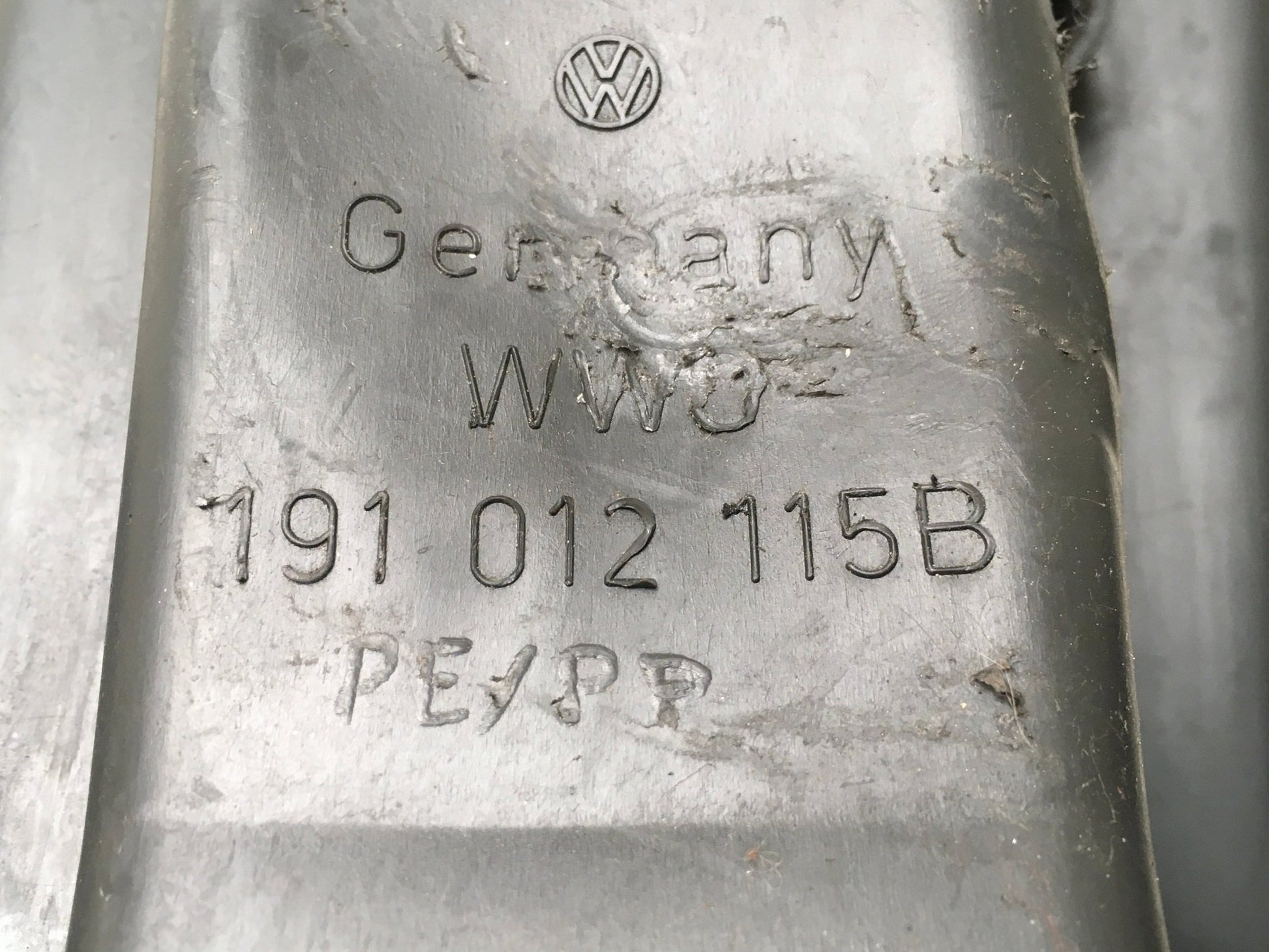 Caja Herramientas VW 357011031B - 191012115B