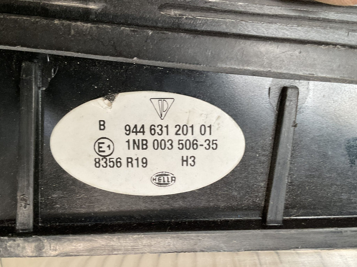 Detalle de la etiqueta con referencias Porsche y Hella