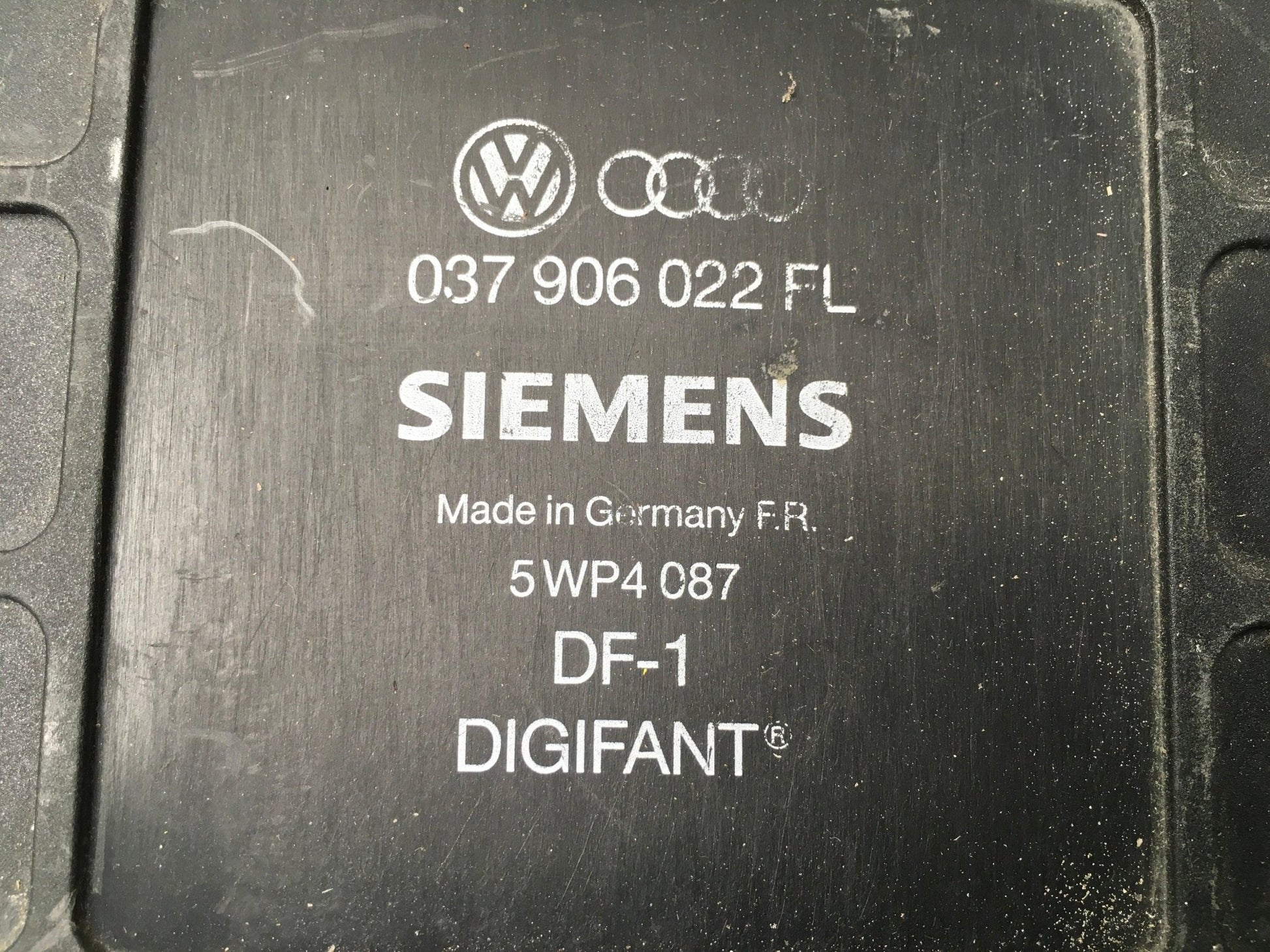 Centralita Motor VW Passat B3 - 037906022FL