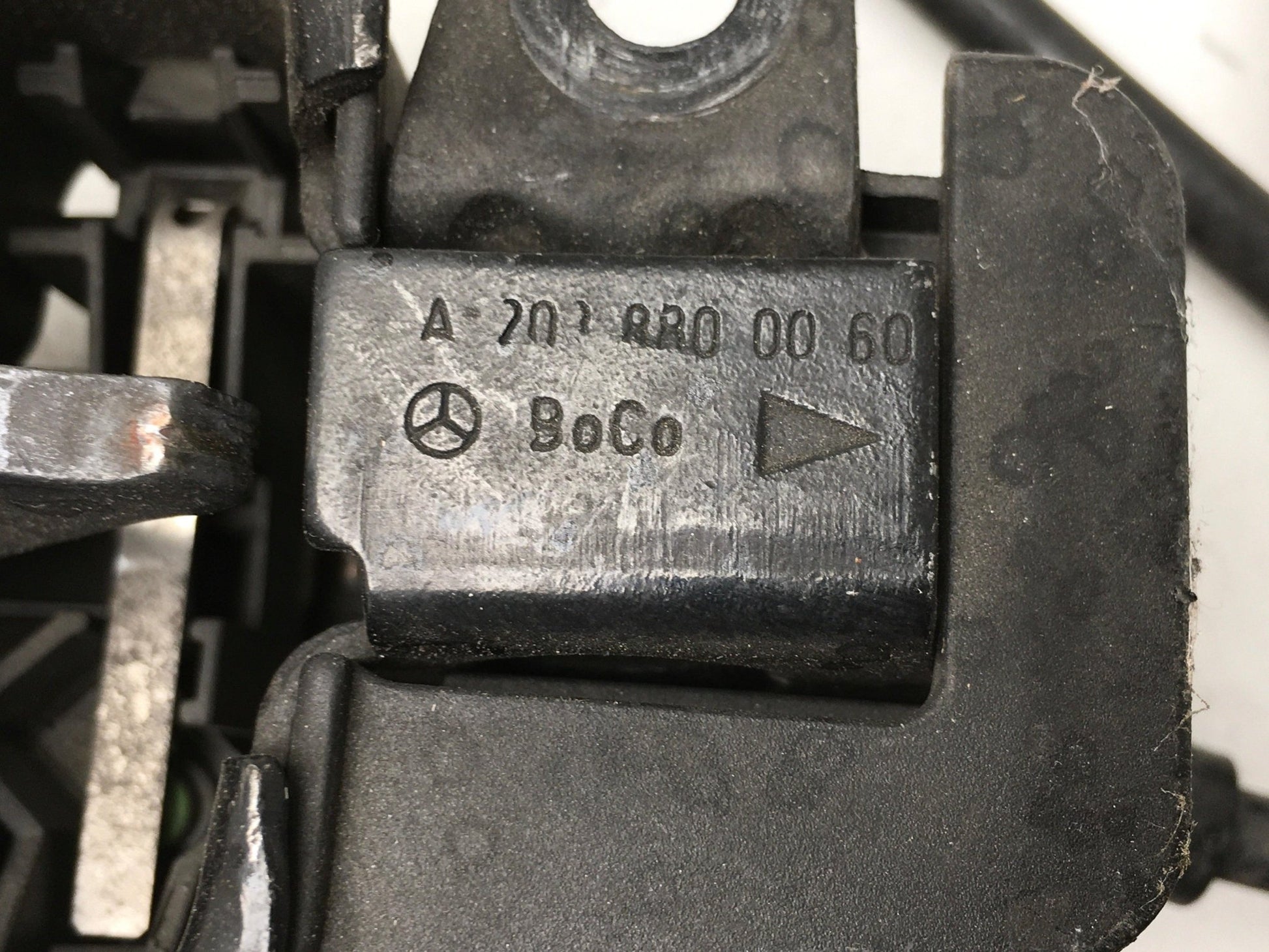 Cerradura capo Mercedes W203 y W211 - A2038800060