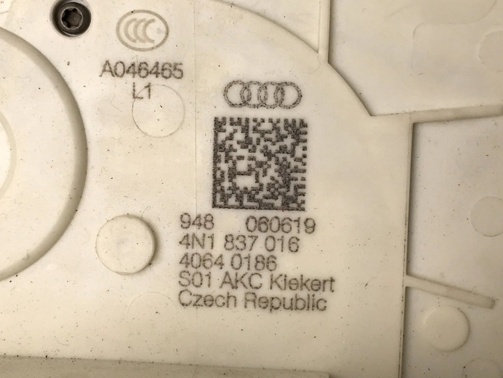Cerradura del dcha Audi A8 4N1837016B