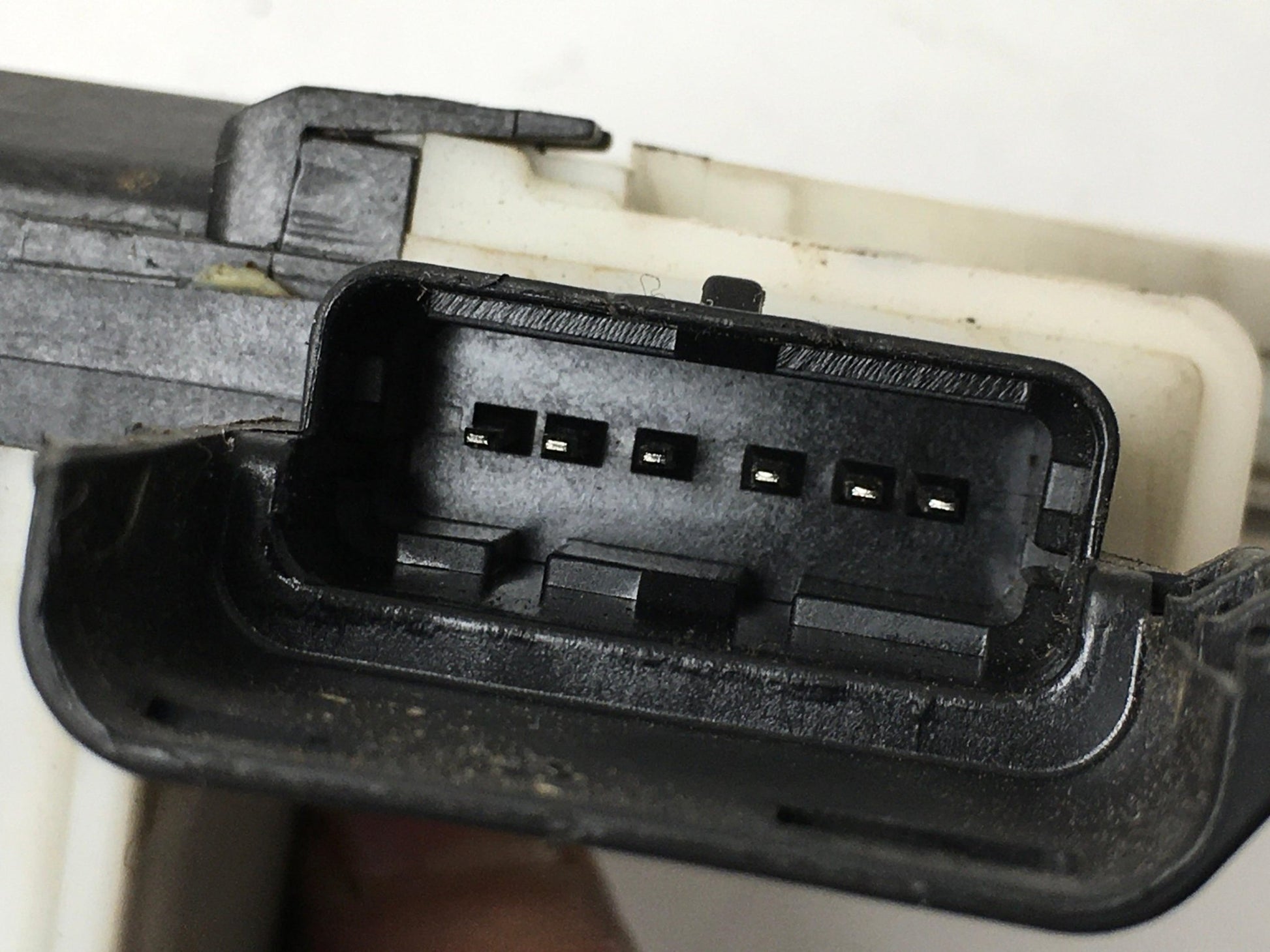 Cerradura del izq Citroen Berlingo/Peugeot 208 - A01532MAP7