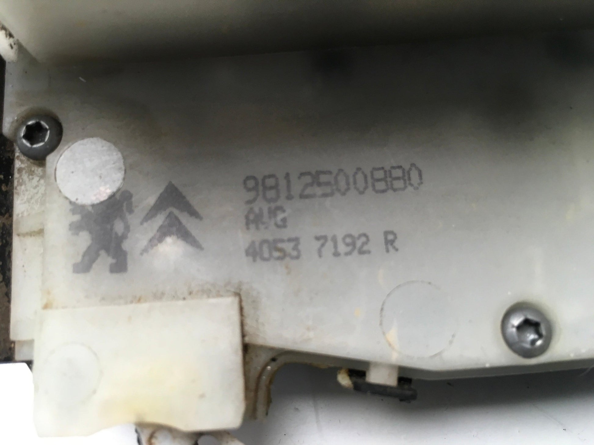 Cerradura del izq Peugeot 208 /2008 - 9812500880