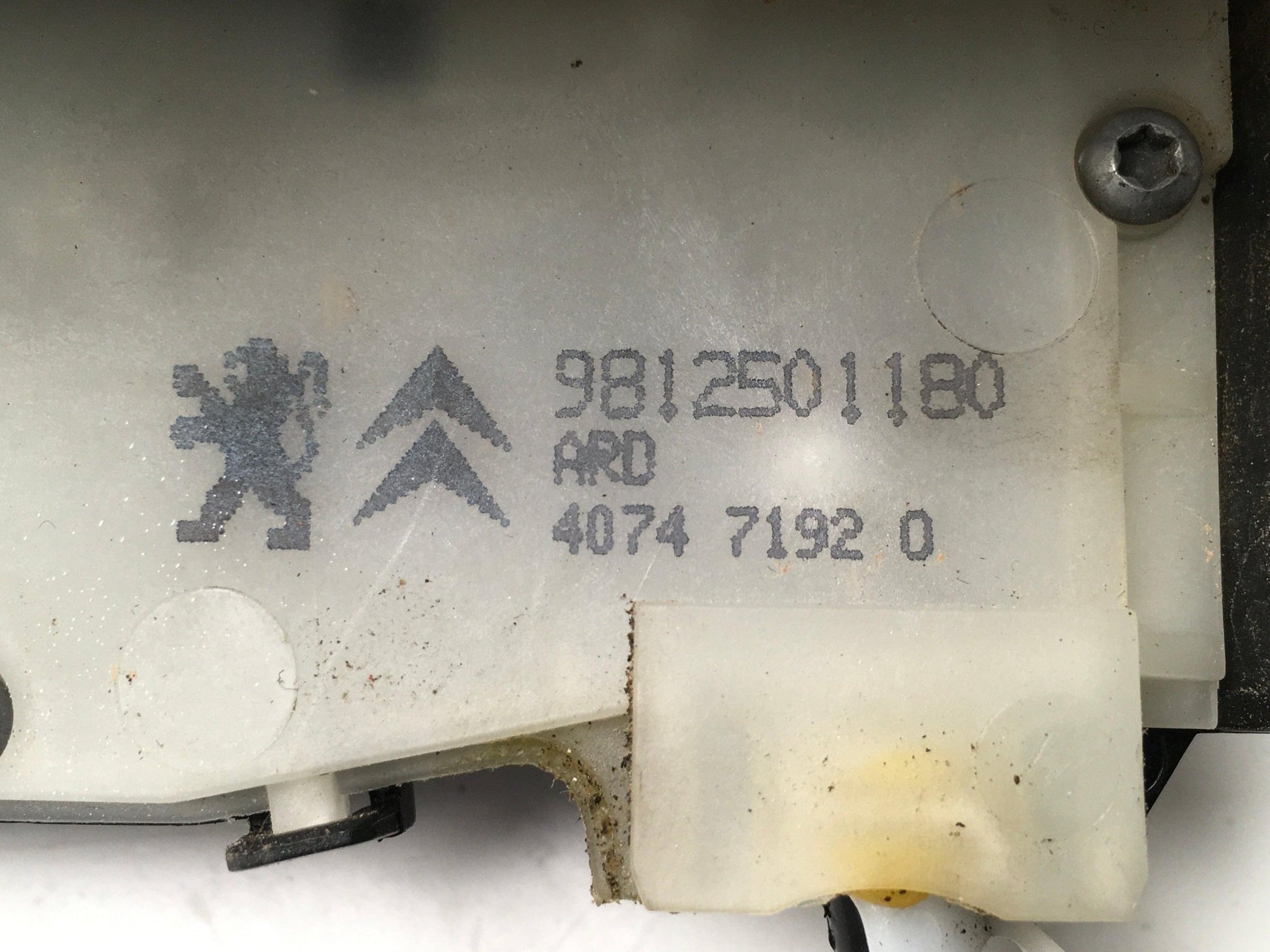 Cerradura tra dcha Peugeot 208 /2008 - 9812501180