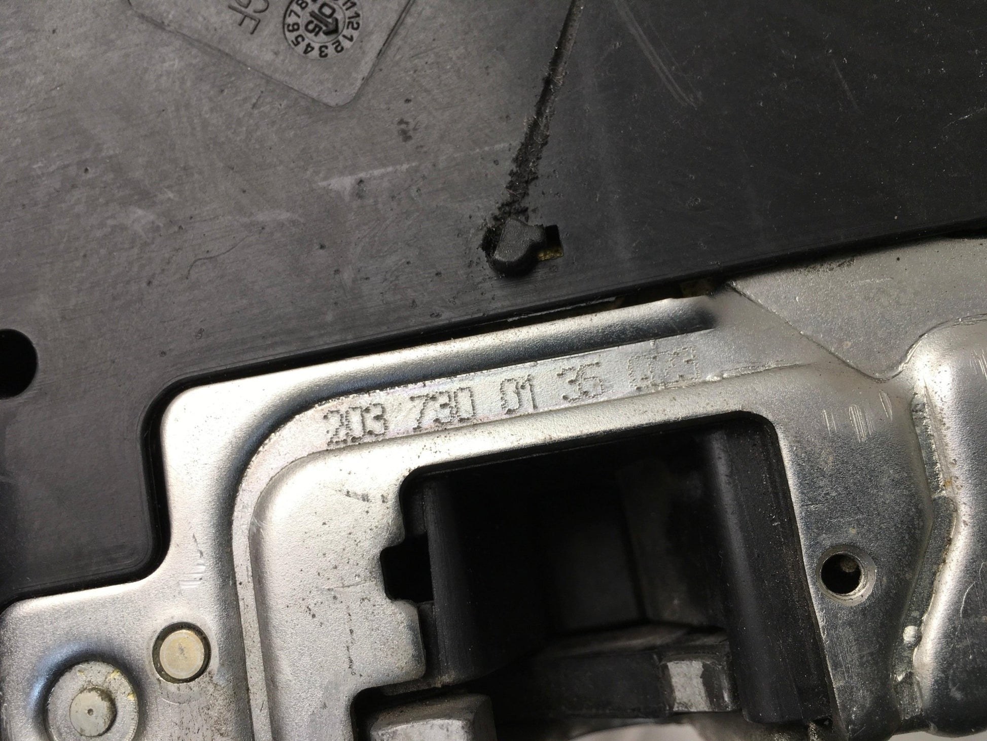 Cerradura tra izq Mercedes W203 - 2037300135