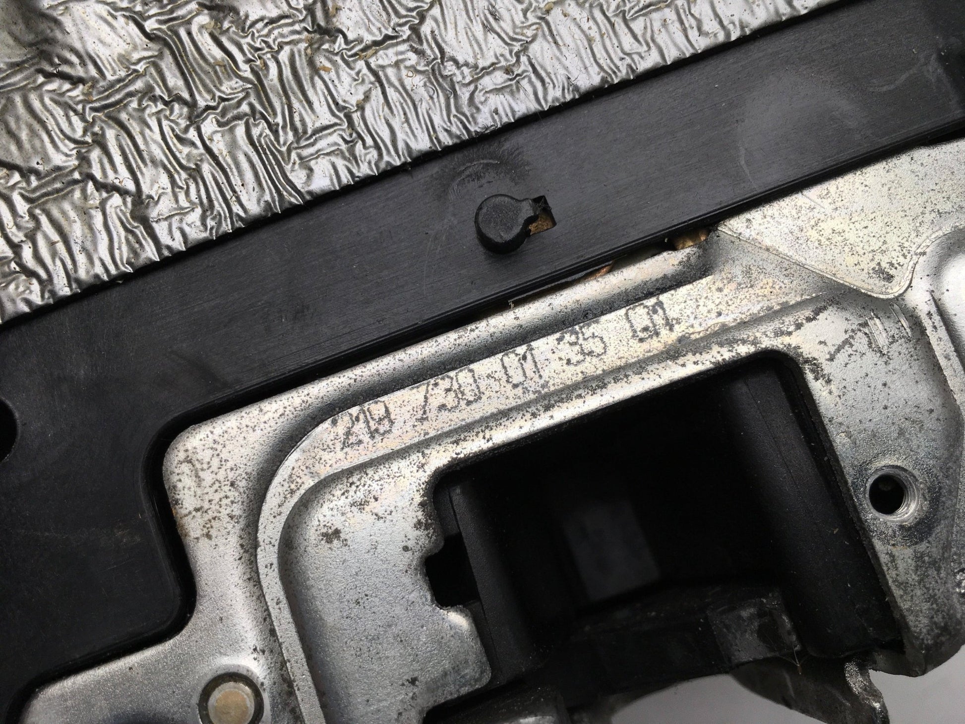 Cerradura tra izq Mercedes W219 - 2197300135