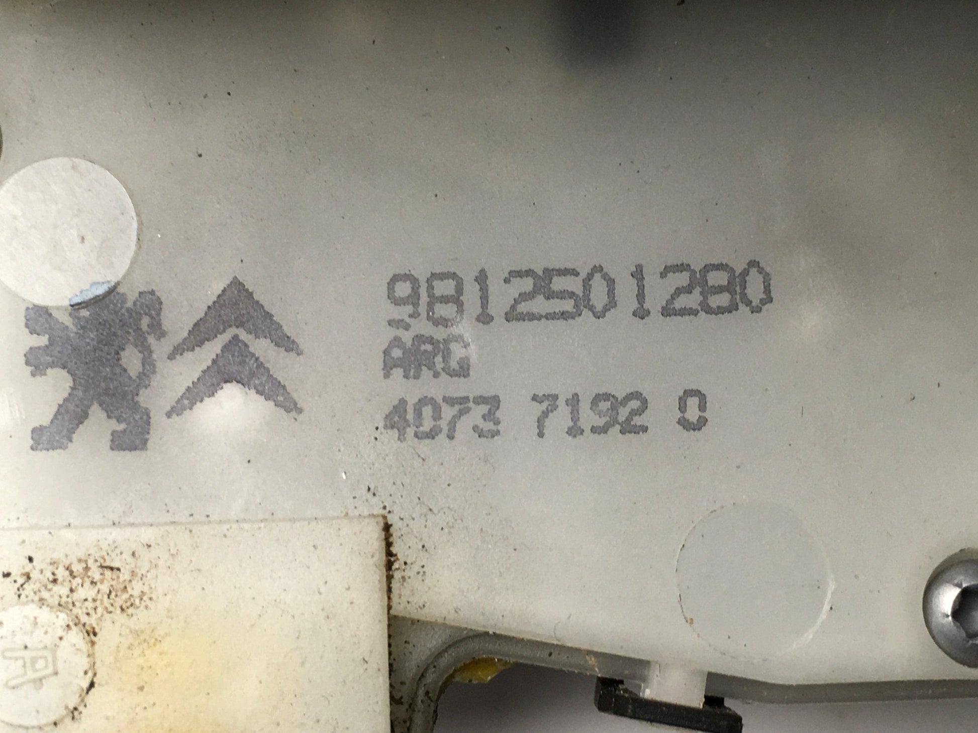 Cerradura tra izq Peugeot 208 /2008 - 9812501280