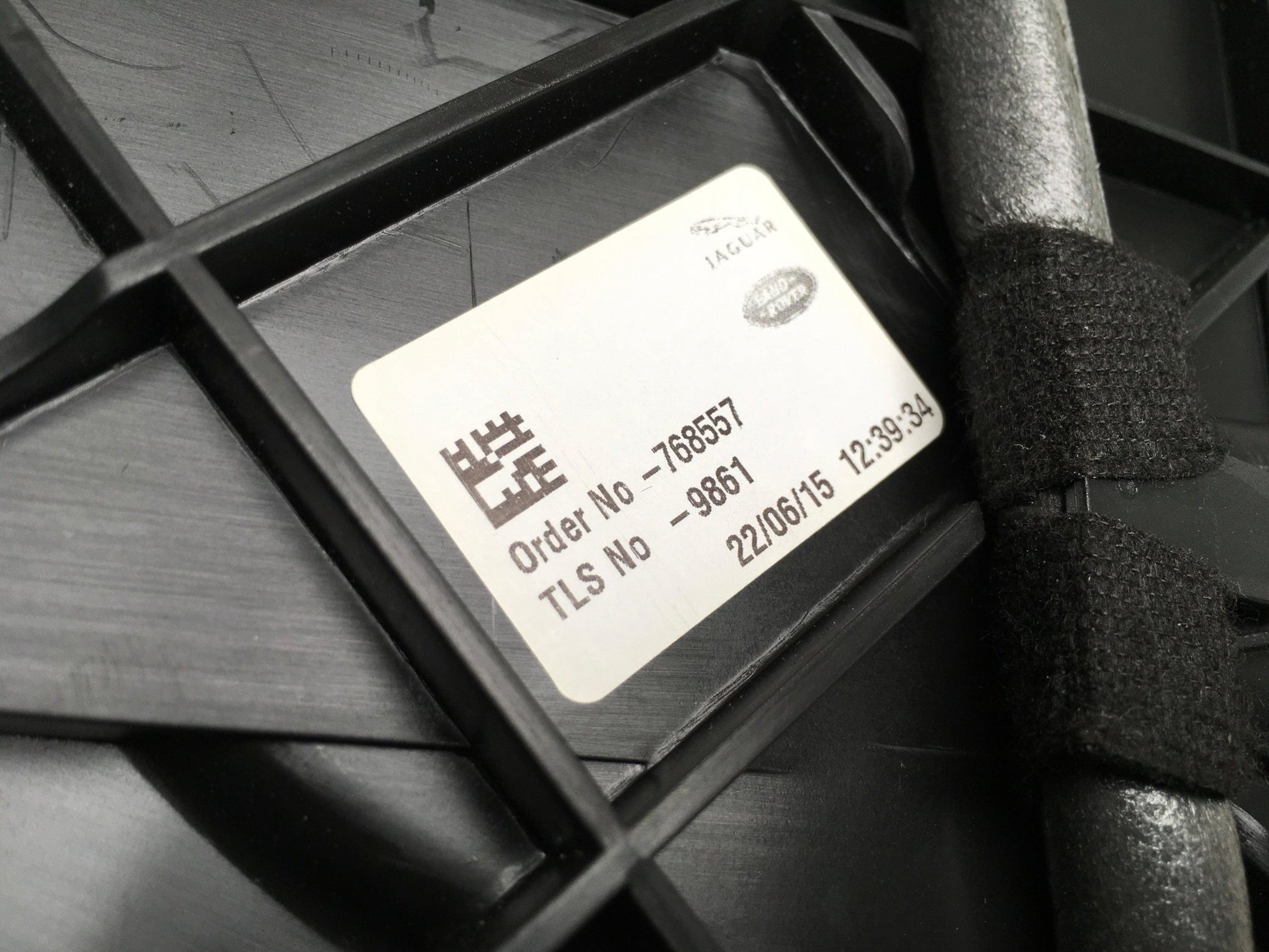 Consola central Jaguar XE - GX73045J40AD