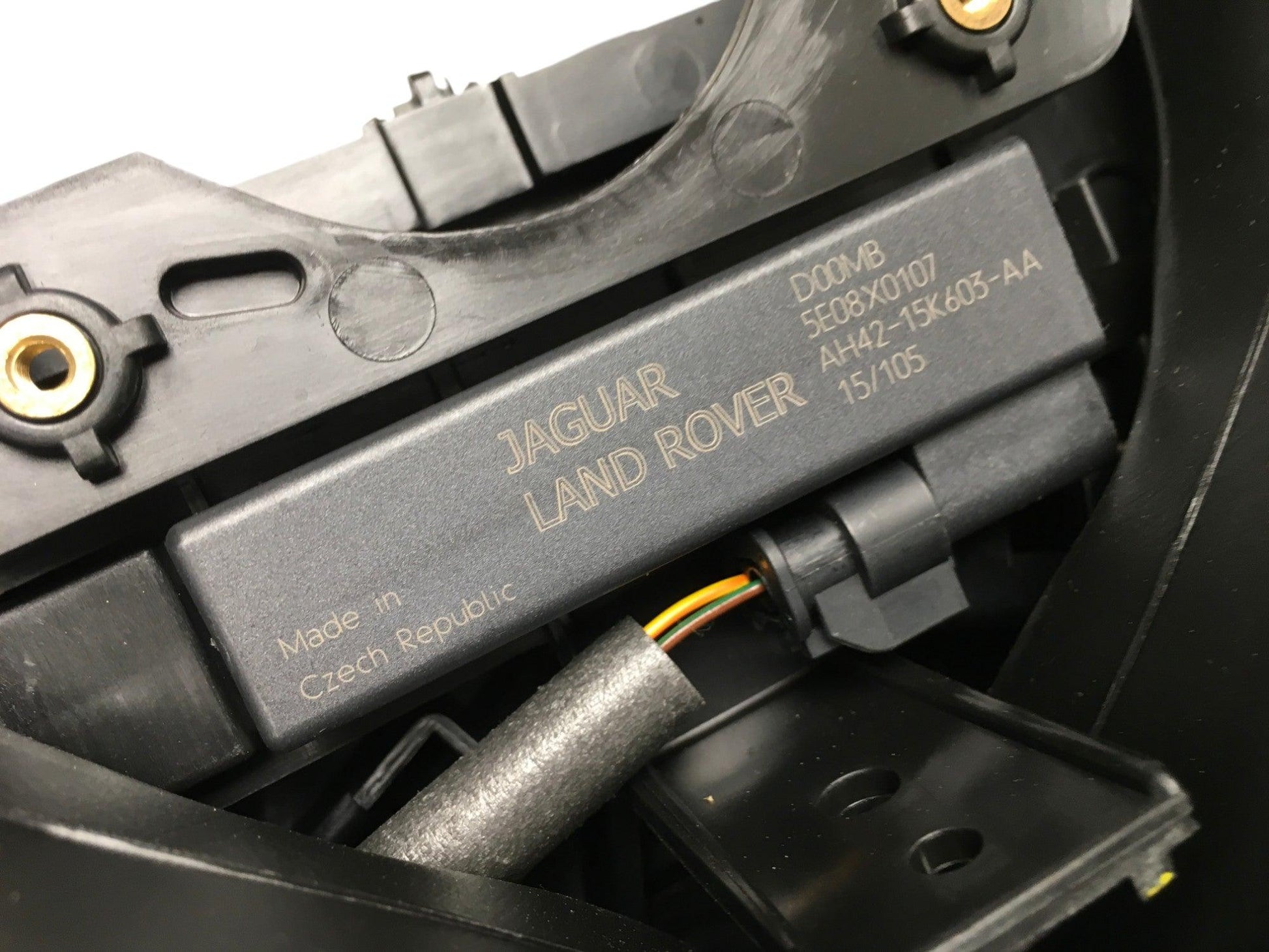 Consola central Jaguar XE - GX73045J40AD