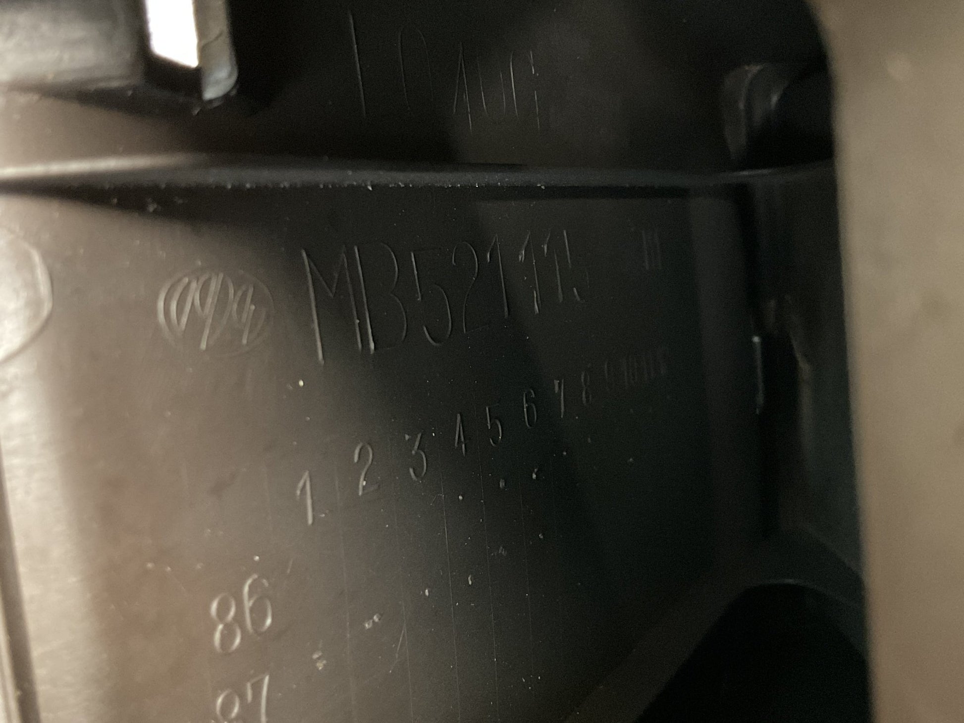 Consola central Mitsubishi Pajero 1982-1991 - MB521115