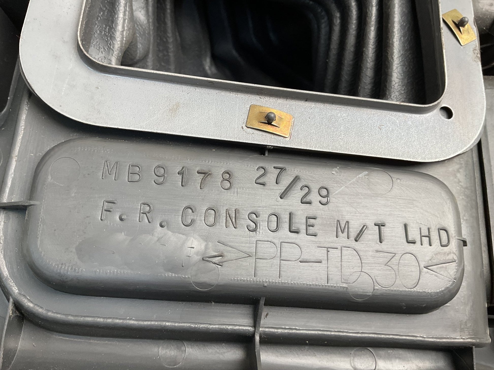 Consola central Mitsubishi Pajero 1991-2000 - MB917827