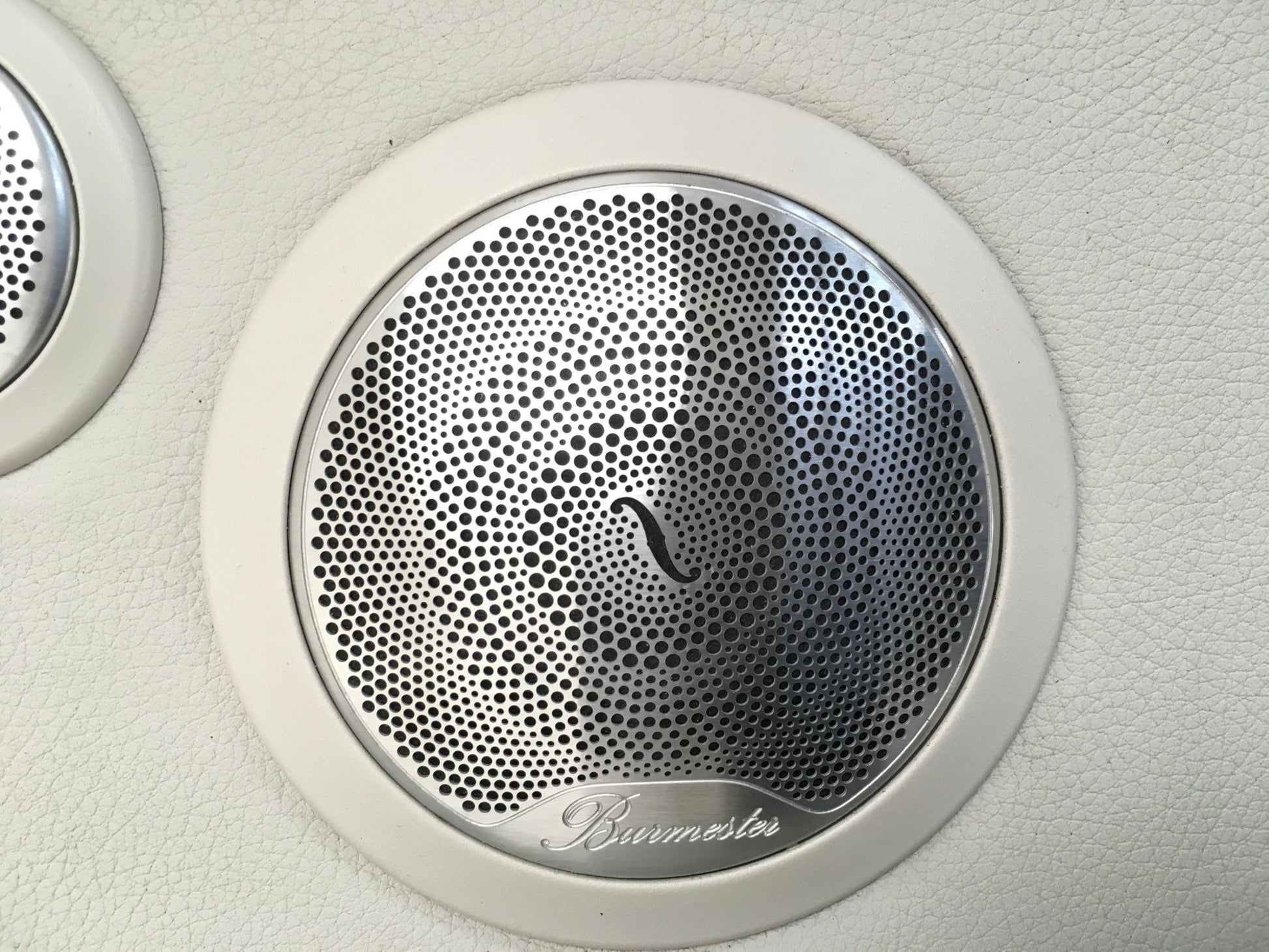 Cubierta Bocina tra dcha Mercedes W205 - A2056900602