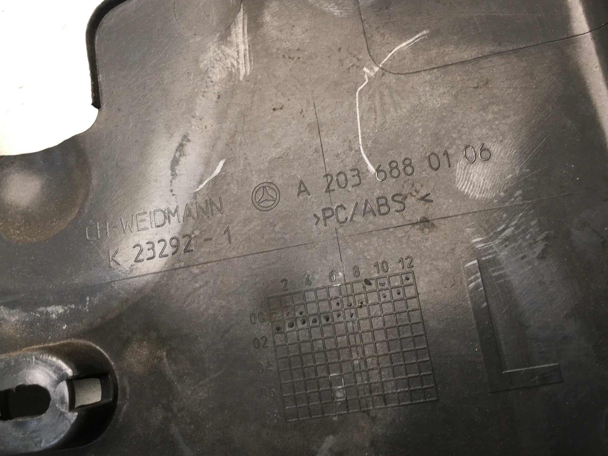 Cubierta piso izquierda Mercedes W203 - A2036880106