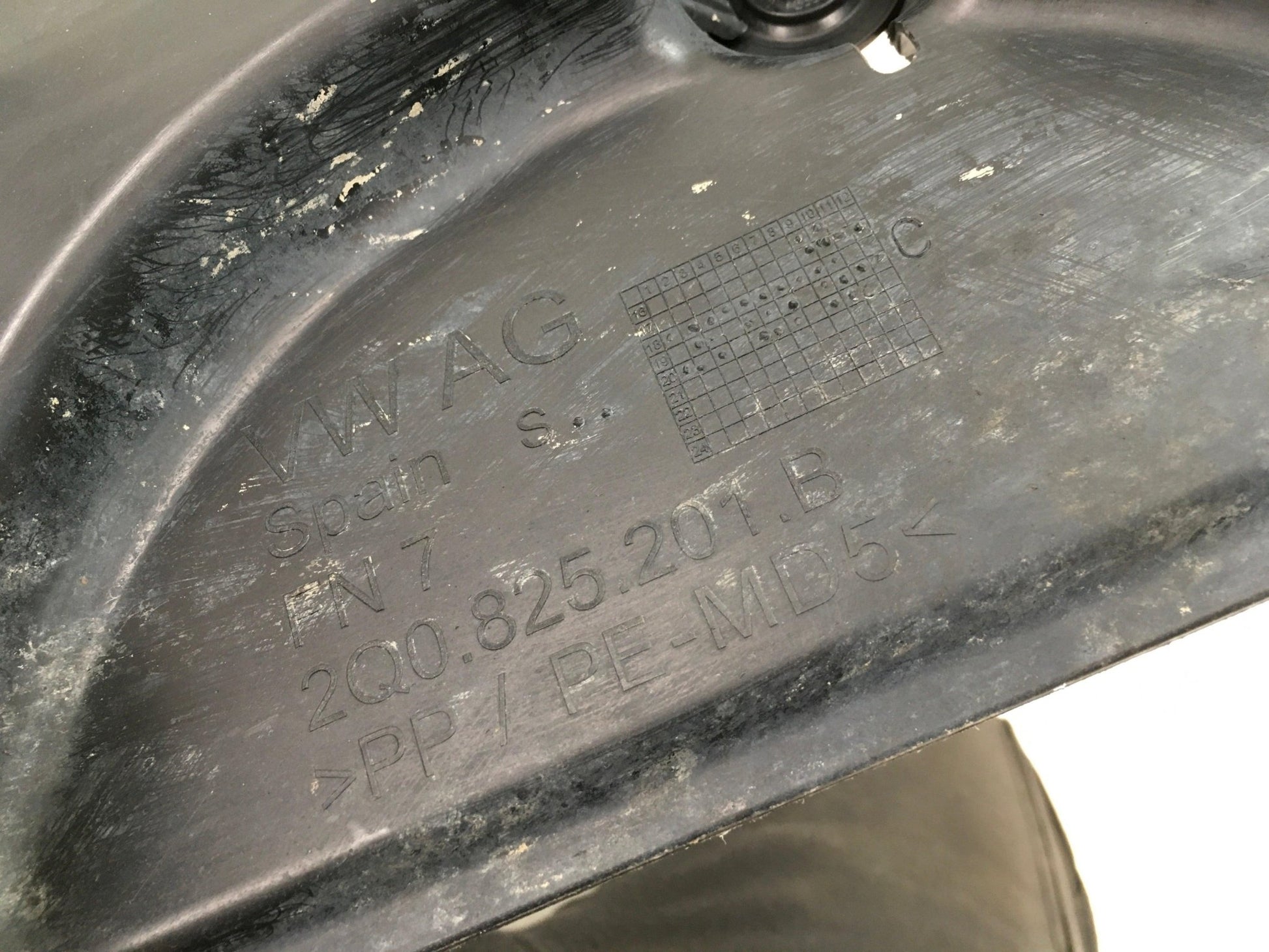 Cubre Carter izquierdo VW 2Q0825201B - 2Q0825201B