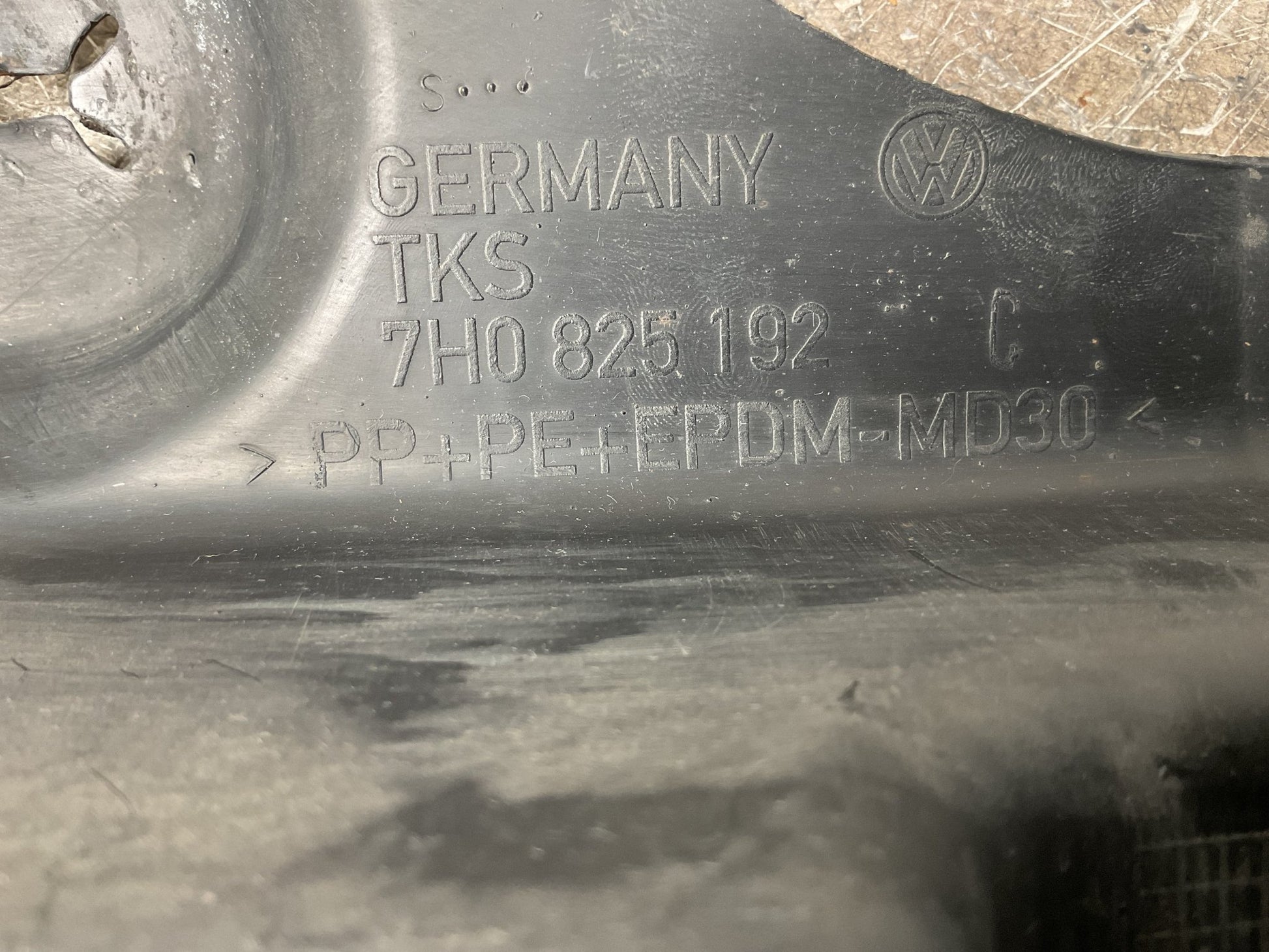 Cubrebajos tra dcho VW T5 2003 - 2015 - 7H0825192