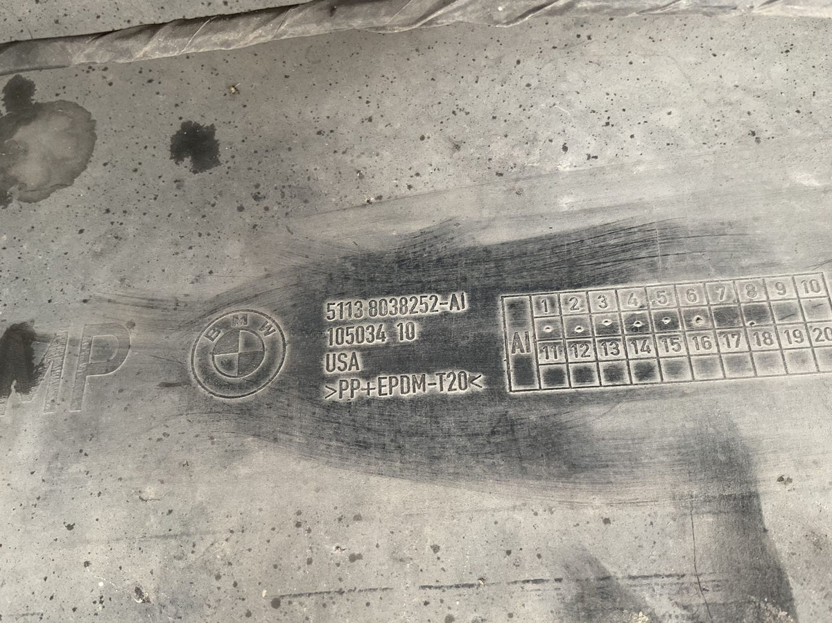 Detalle de la referencia grabada en la parte trasera del parachoques