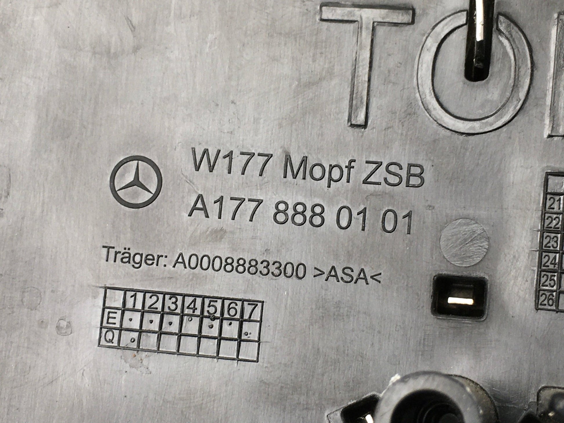 Emblema marca Mercedes W177 - A1778880101