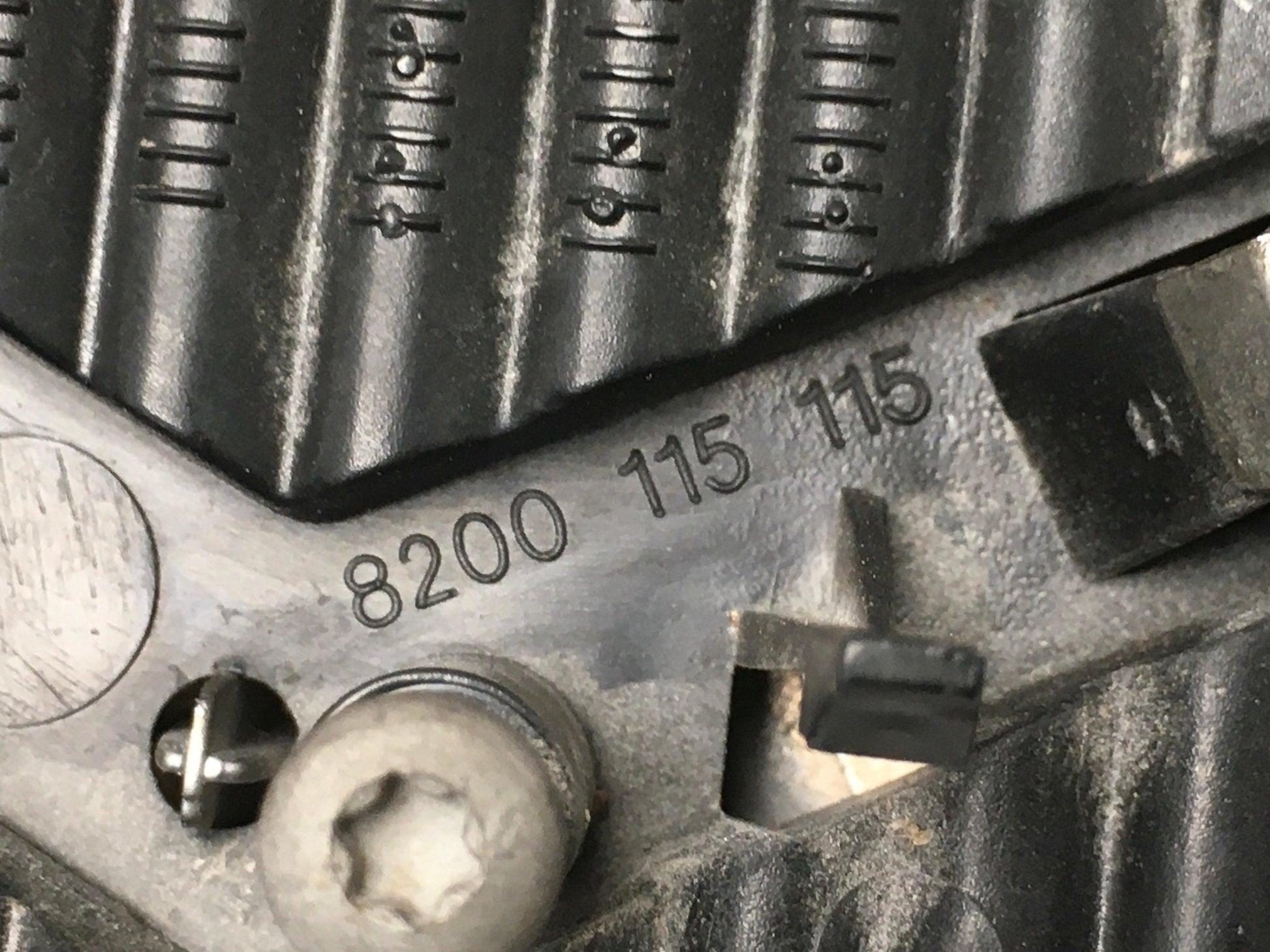 Emblema marca Renault 8200115115 - 8200115115