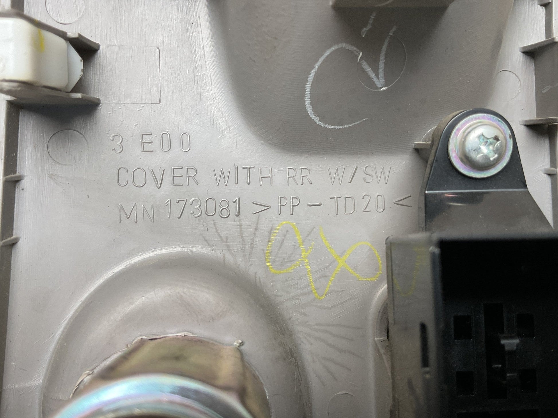 Encendedor regulador ventana Mitsubishi L200 - MN173081