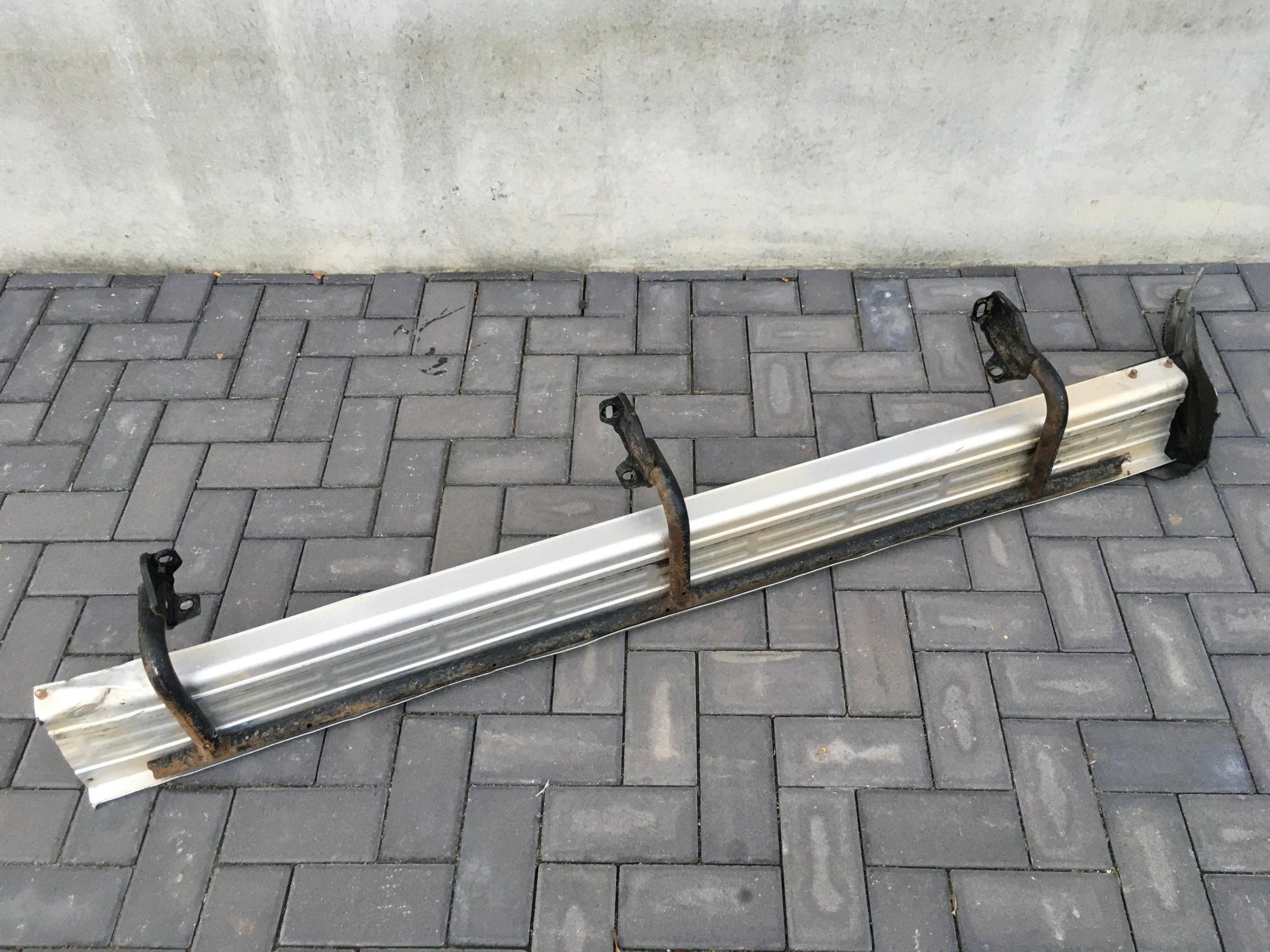 Estribo derecho Mitsubishi Galloper - 