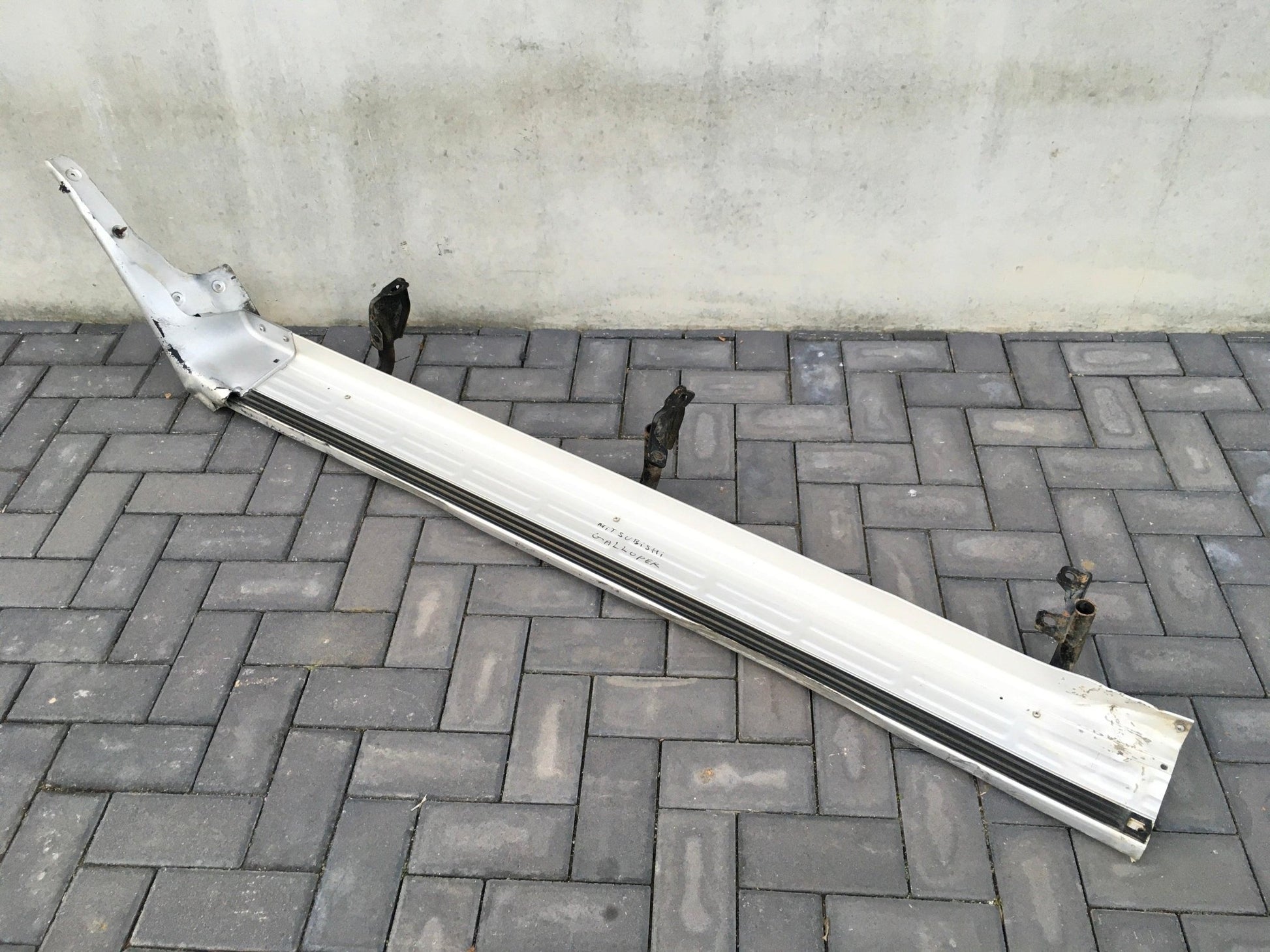 Estribo derecho Mitsubishi Galloper - 