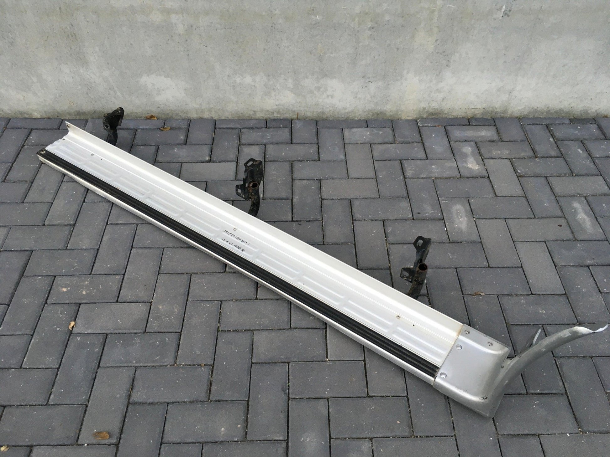 Estribo izquierdo Mitsubishi Galloper - 