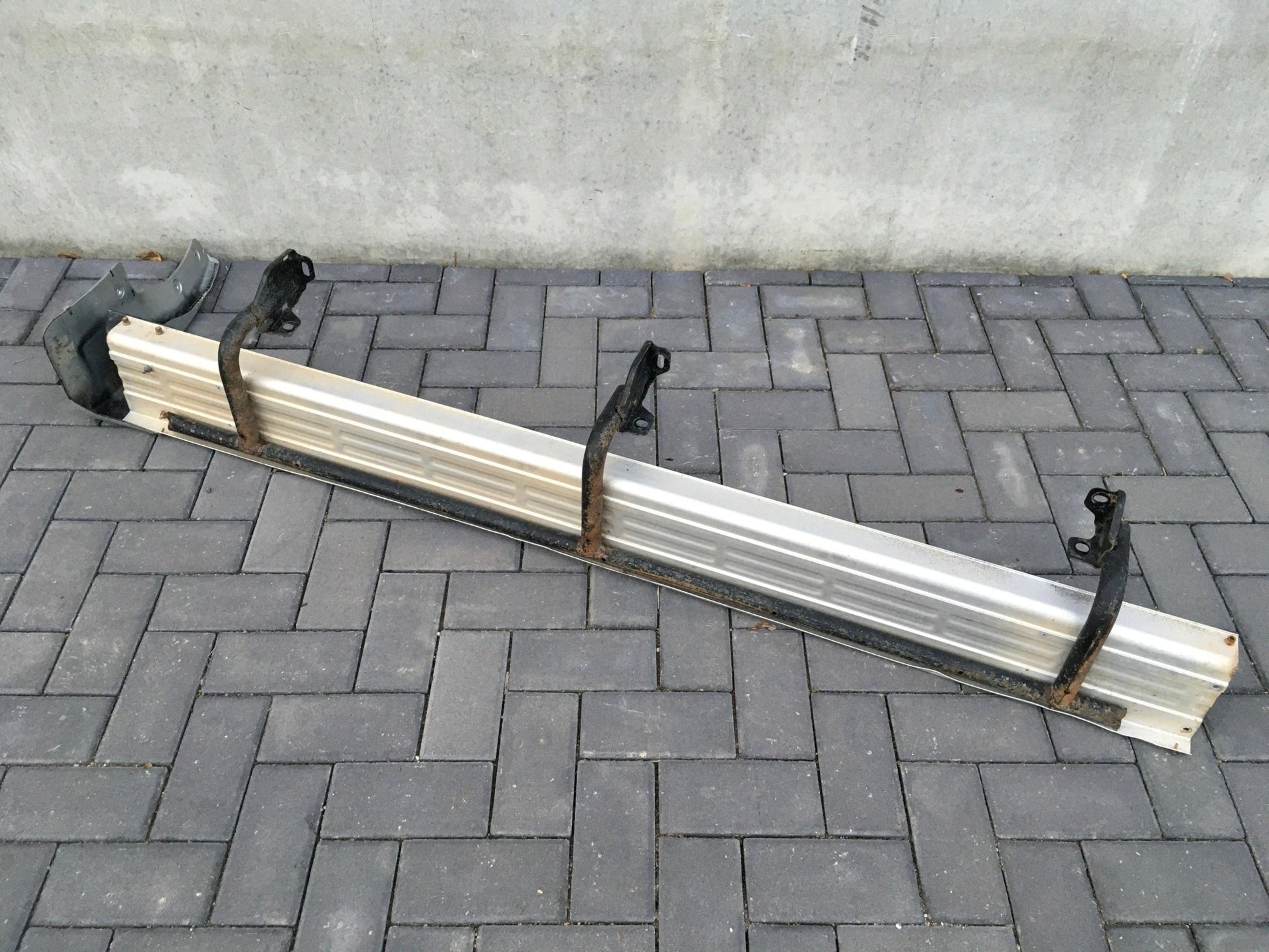 Estribo izquierdo Mitsubishi Galloper - 