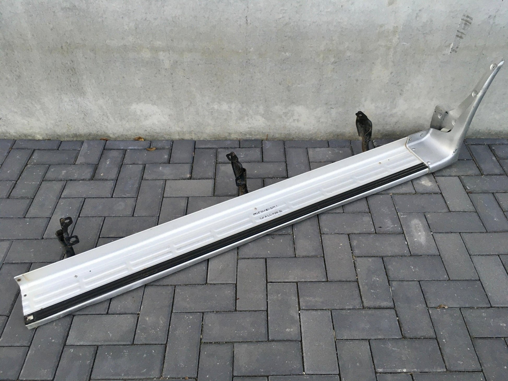 Estribo izquierdo Mitsubishi Galloper - 